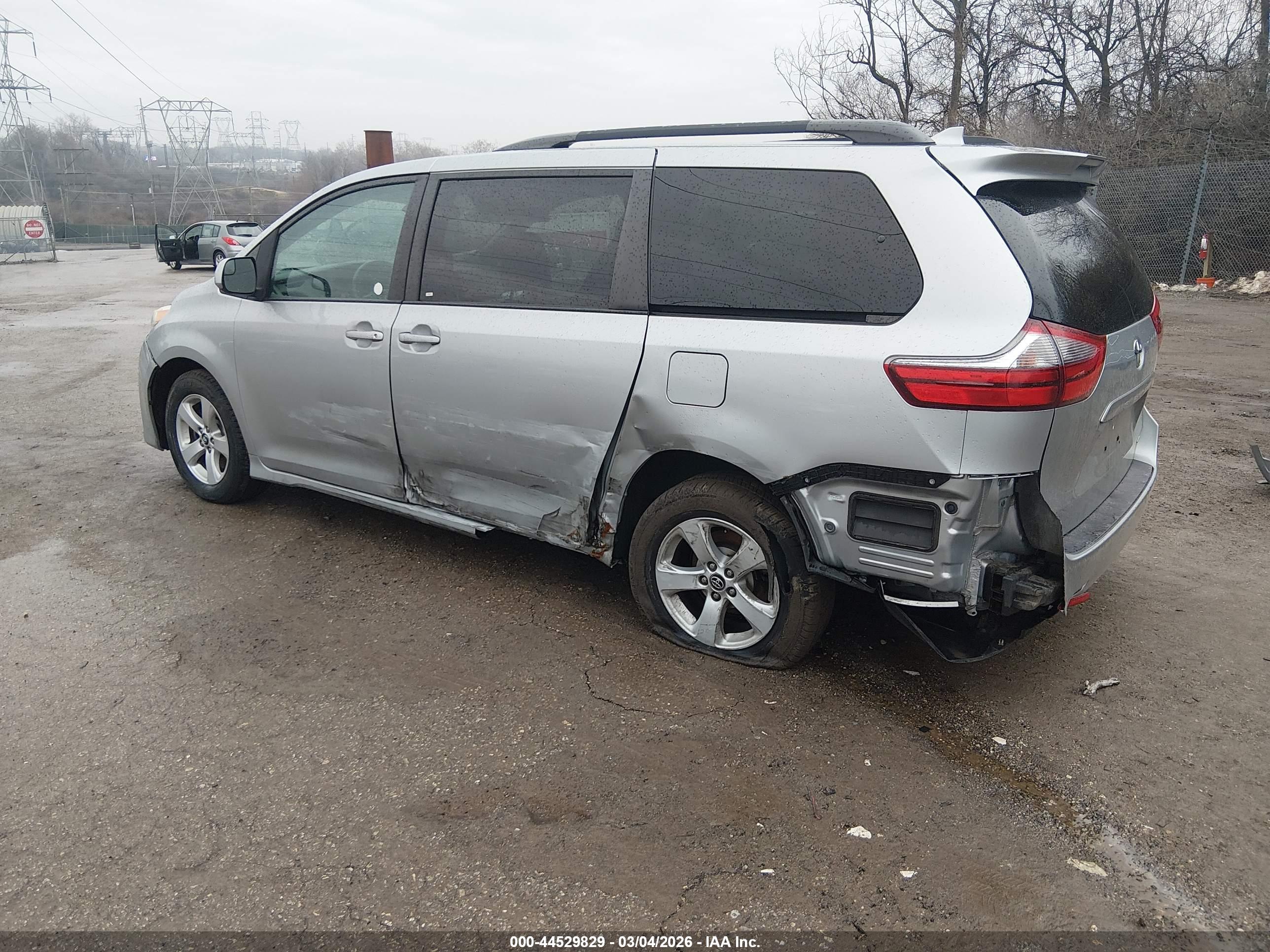 TOYOTA SIENNA image 3
