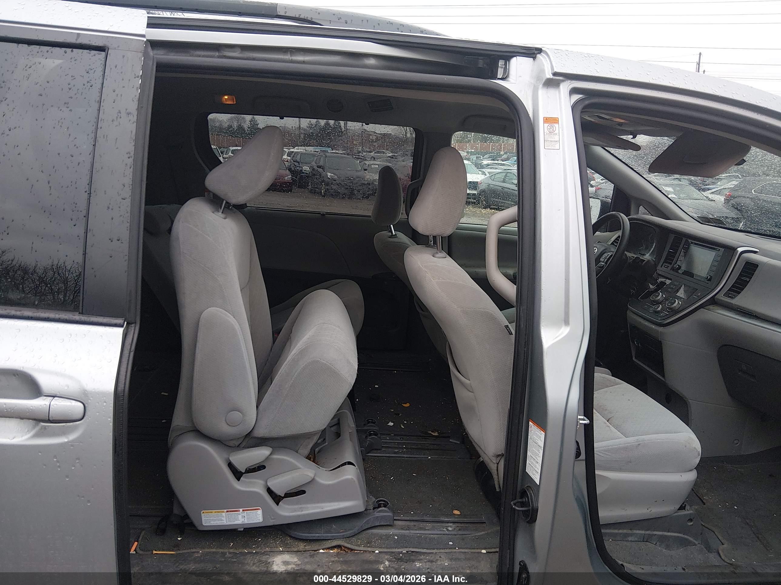 TOYOTA SIENNA image 8