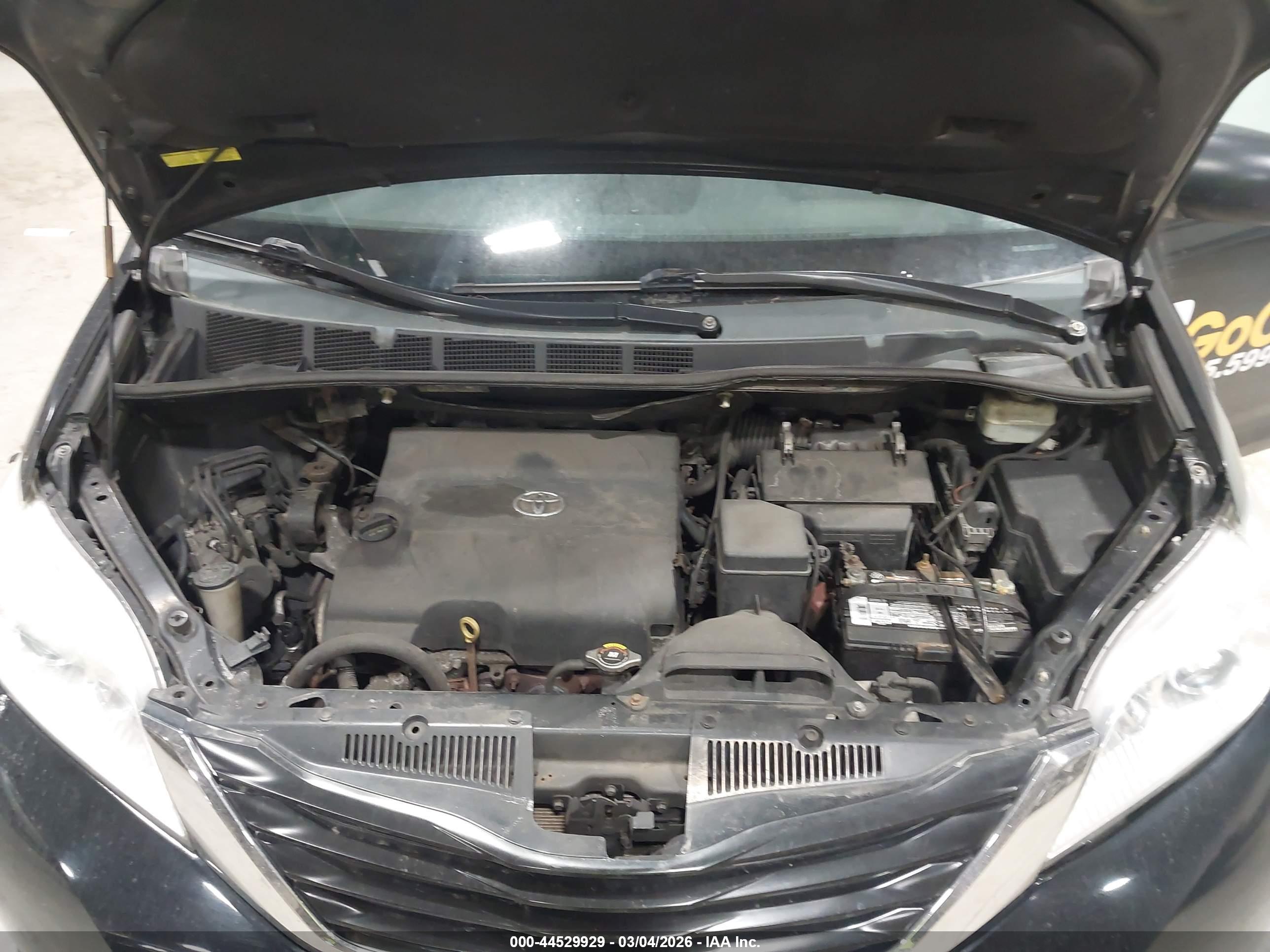 TOYOTA SIENNA image 10