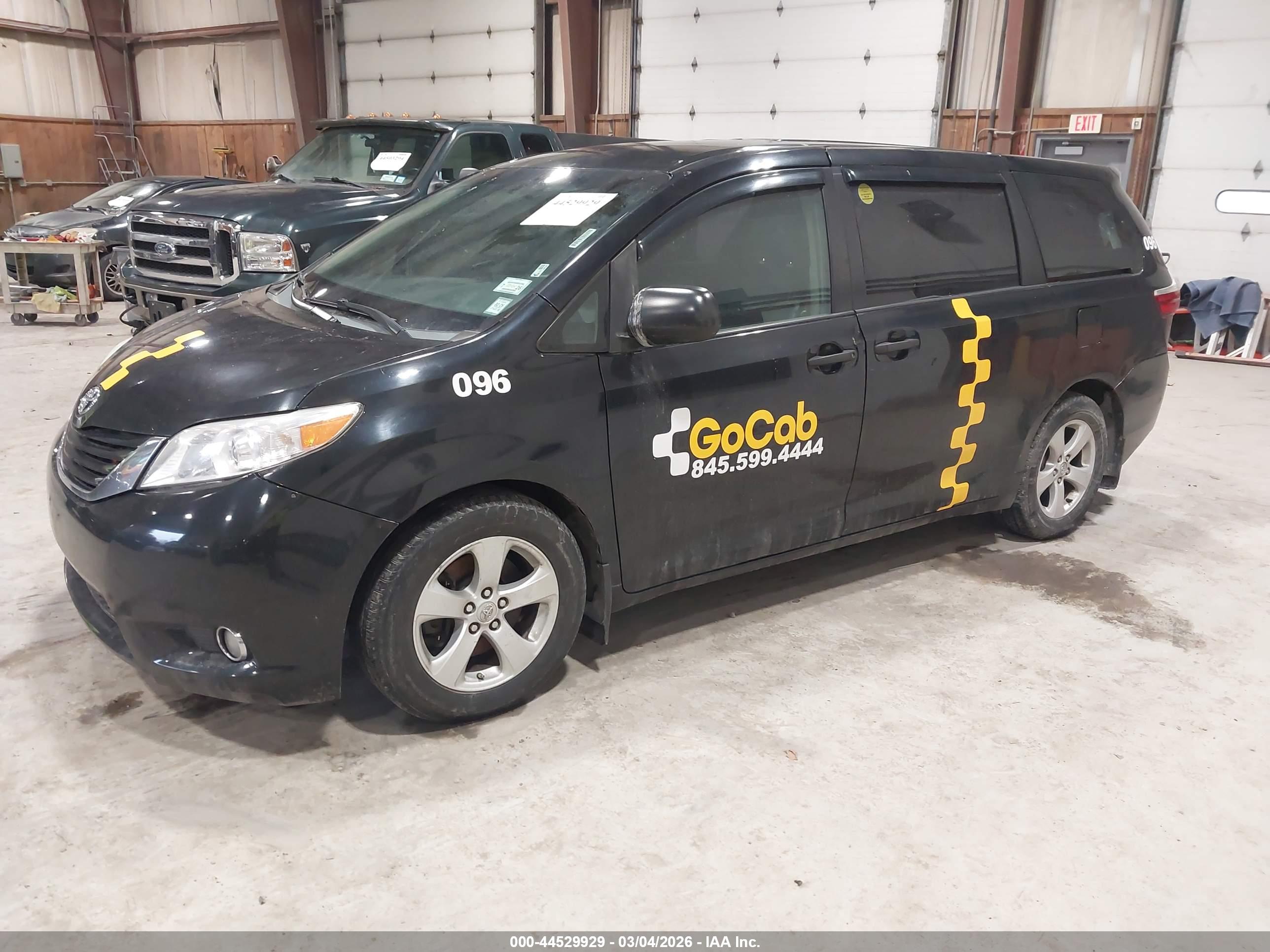 TOYOTA SIENNA image 2