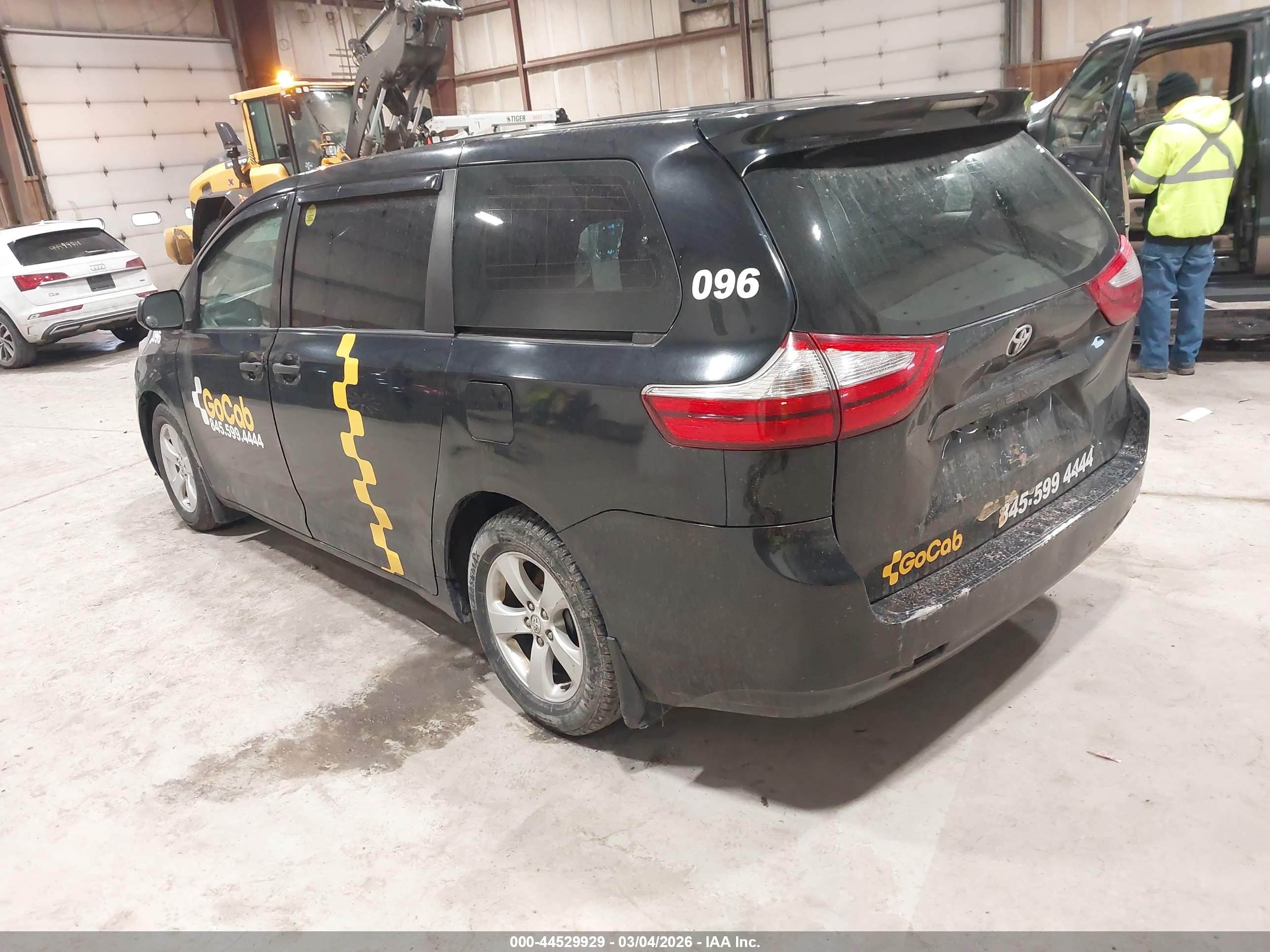 TOYOTA SIENNA image 3