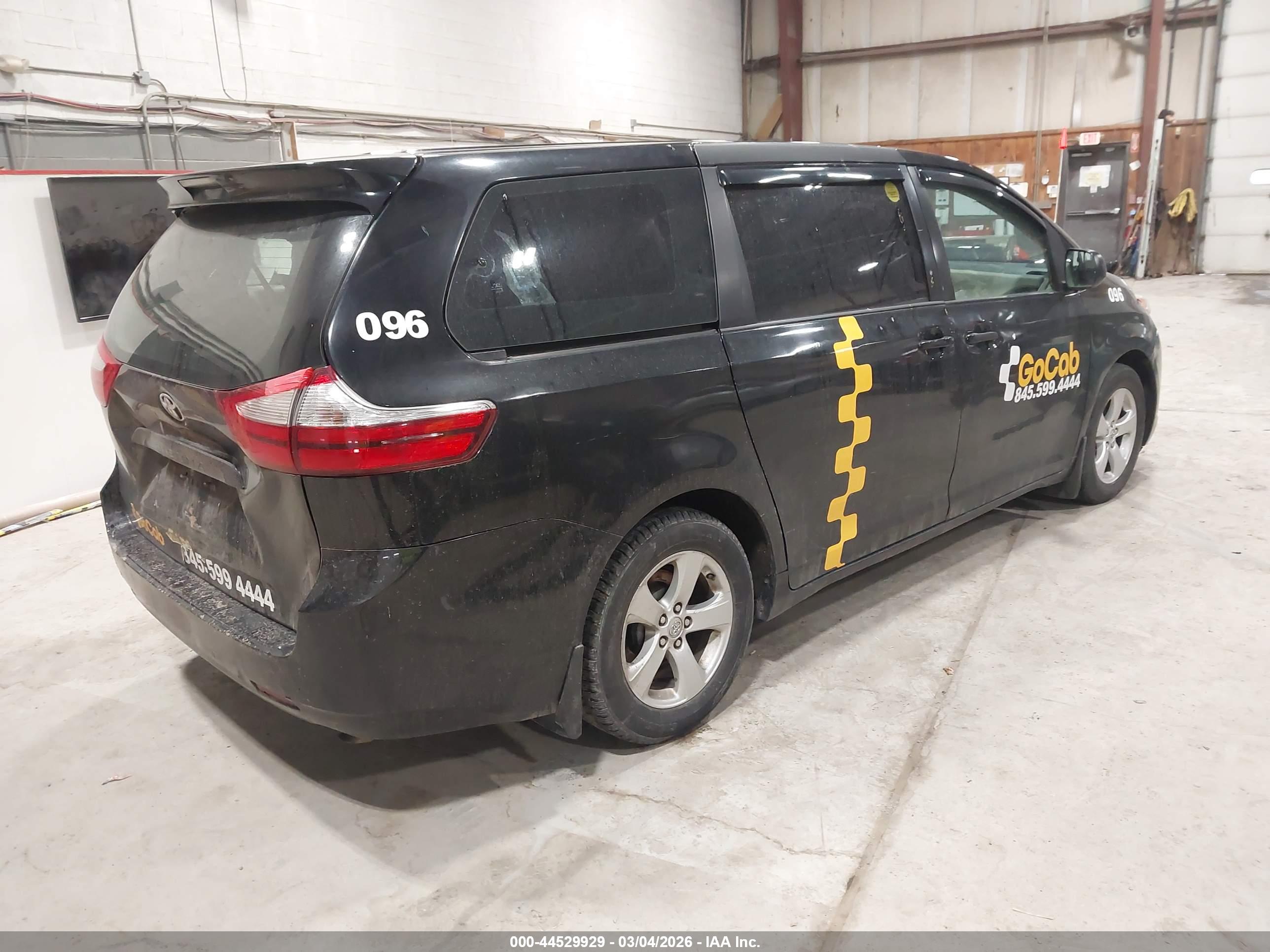 TOYOTA SIENNA image 4