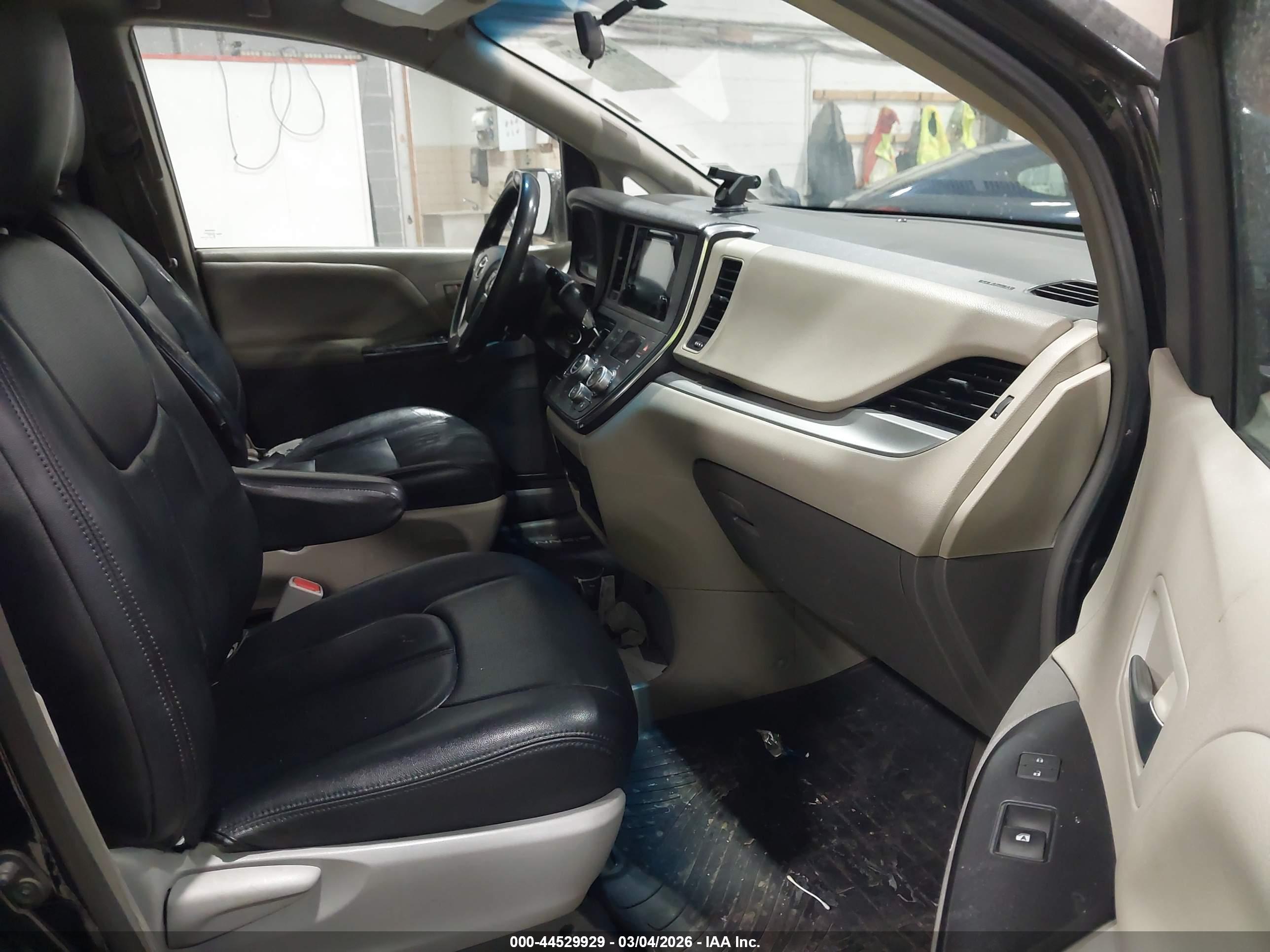 TOYOTA SIENNA image 5