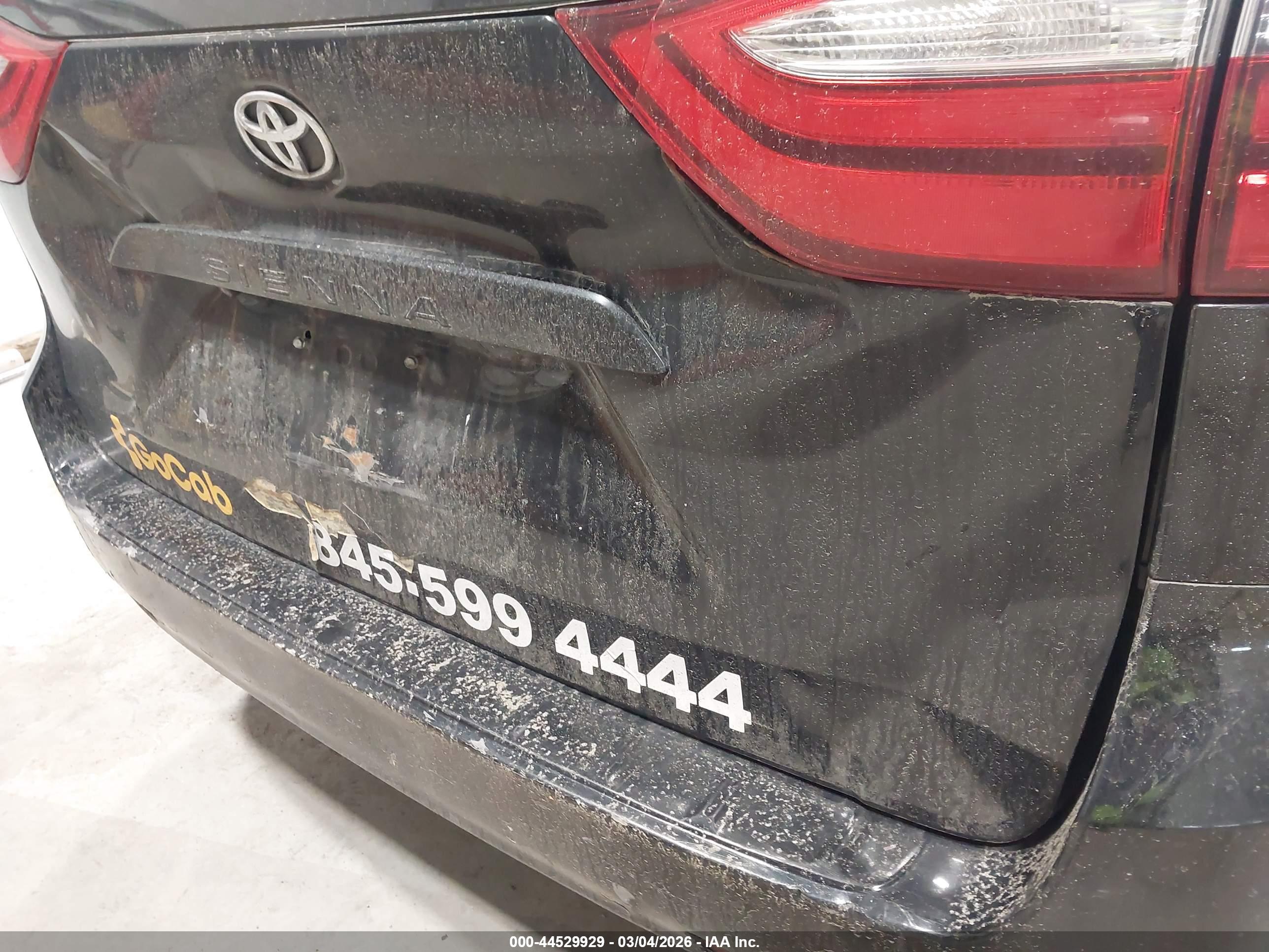 TOYOTA SIENNA image 6