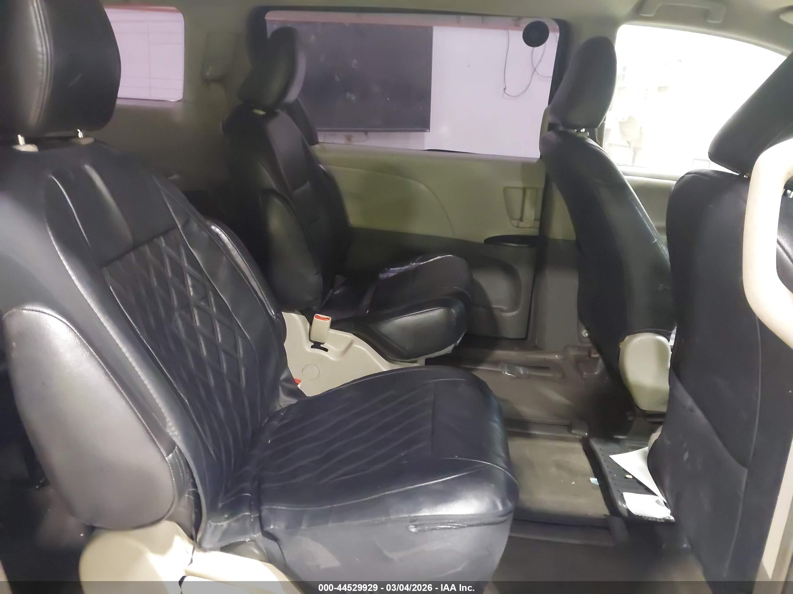 TOYOTA SIENNA image 8