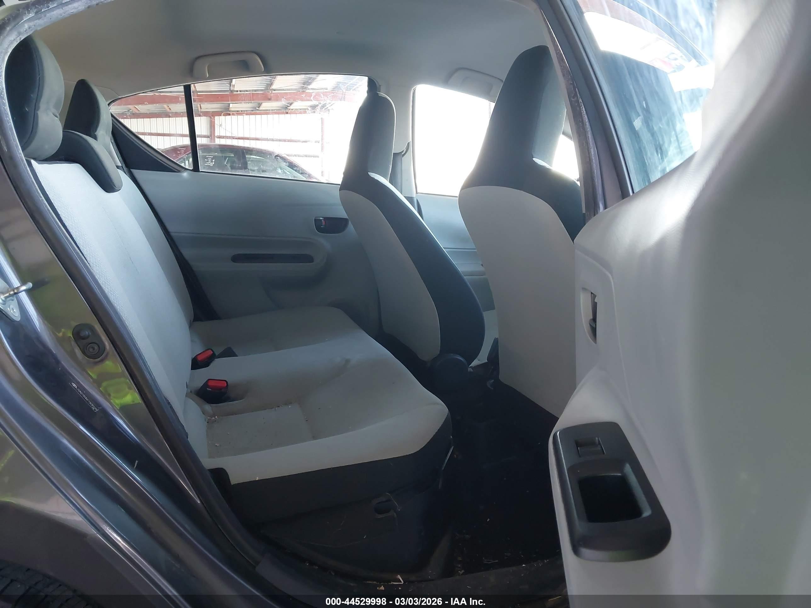 TOYOTA PRIUS image 8
