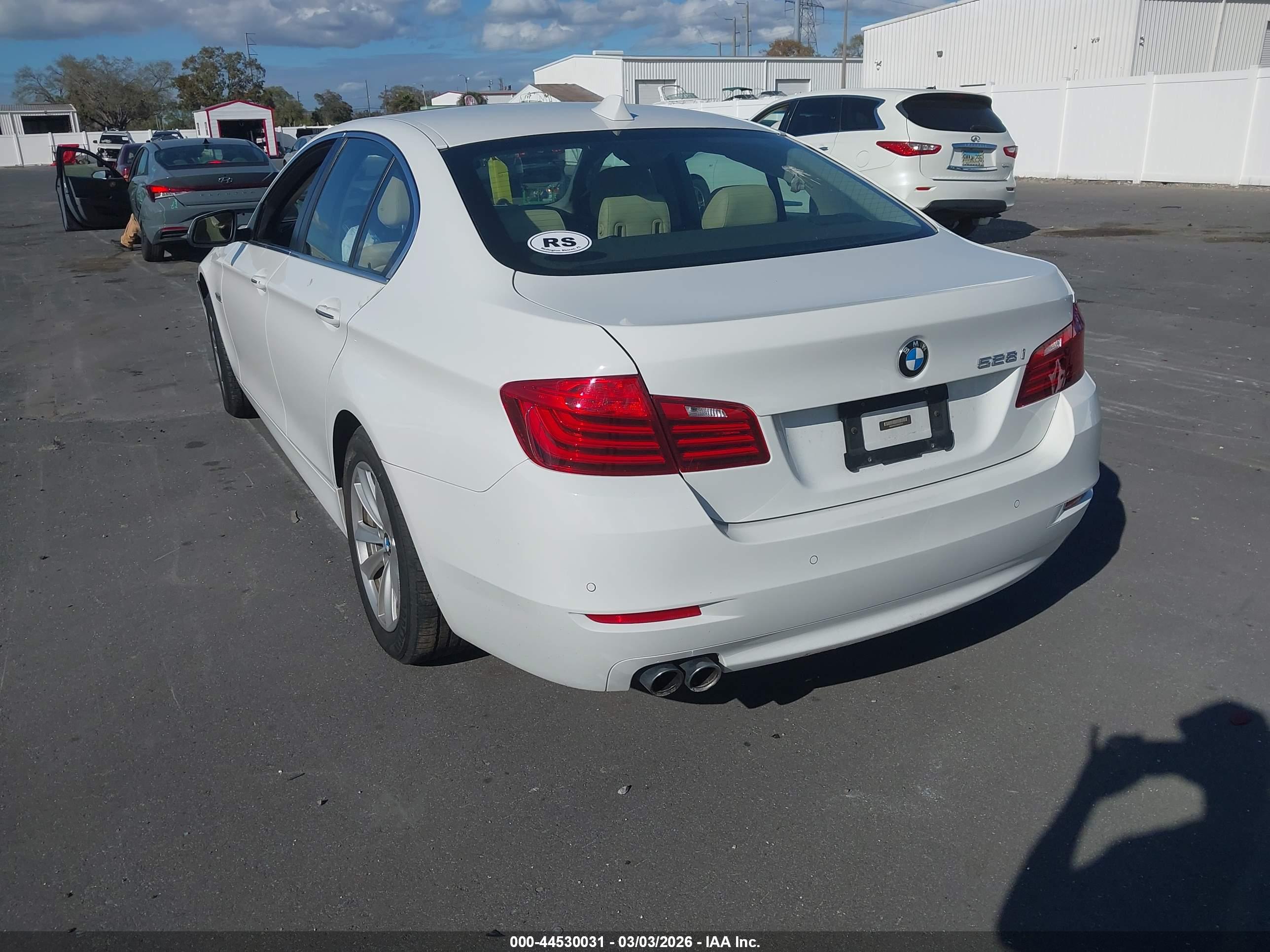 BMW 528I image 3