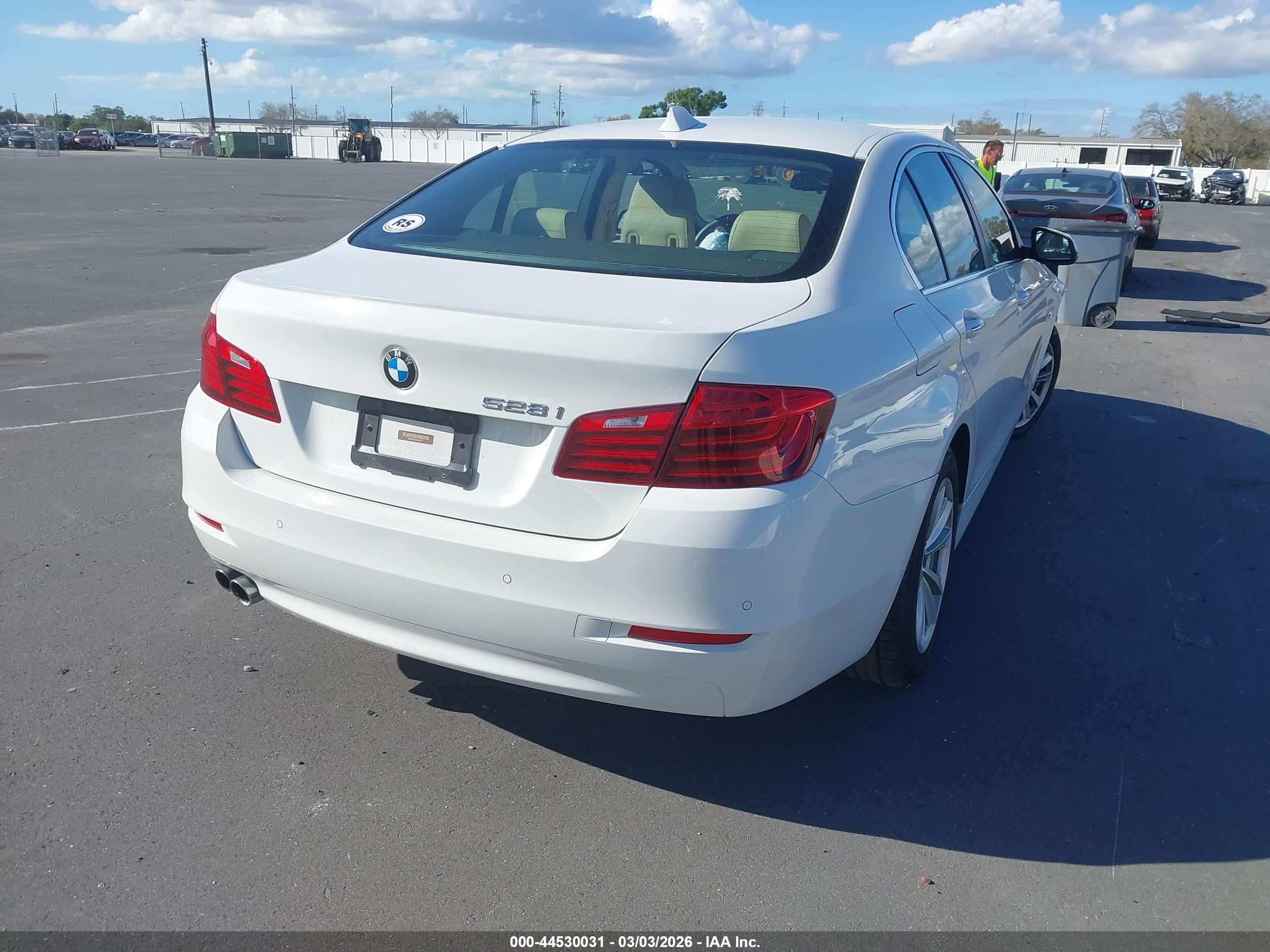 BMW 528I image 4