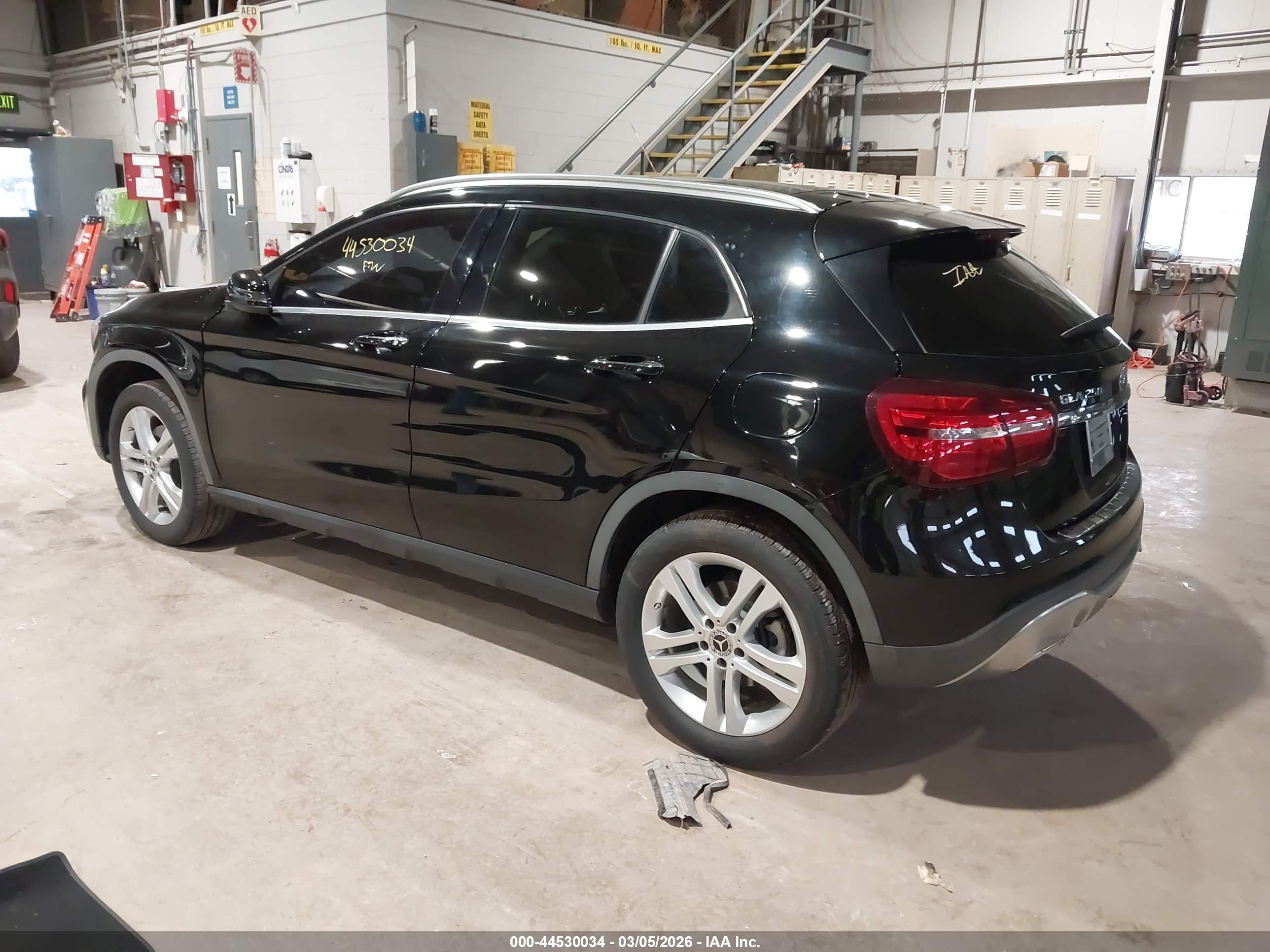 MERCEDES-BENZ GLA image 3