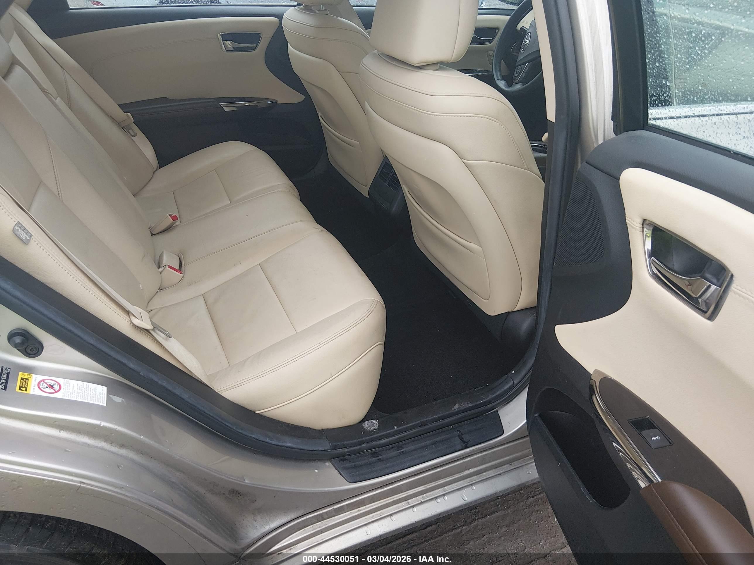 TOYOTA AVALON image 8