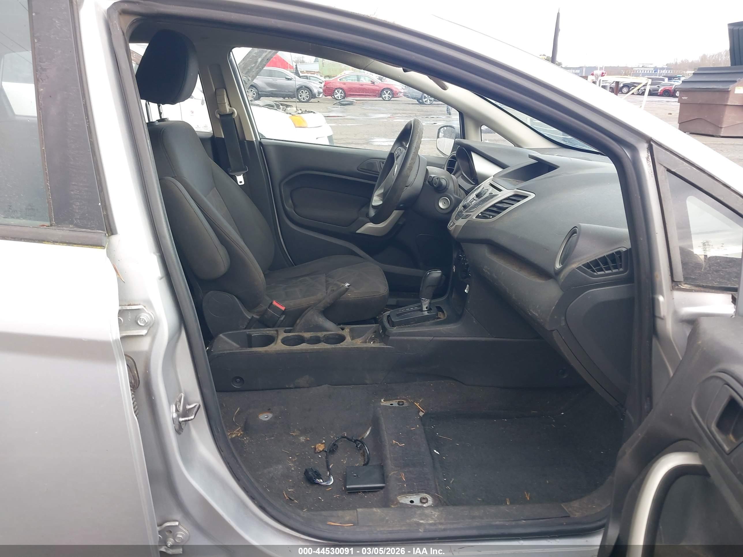 FORD FIESTA image 5
