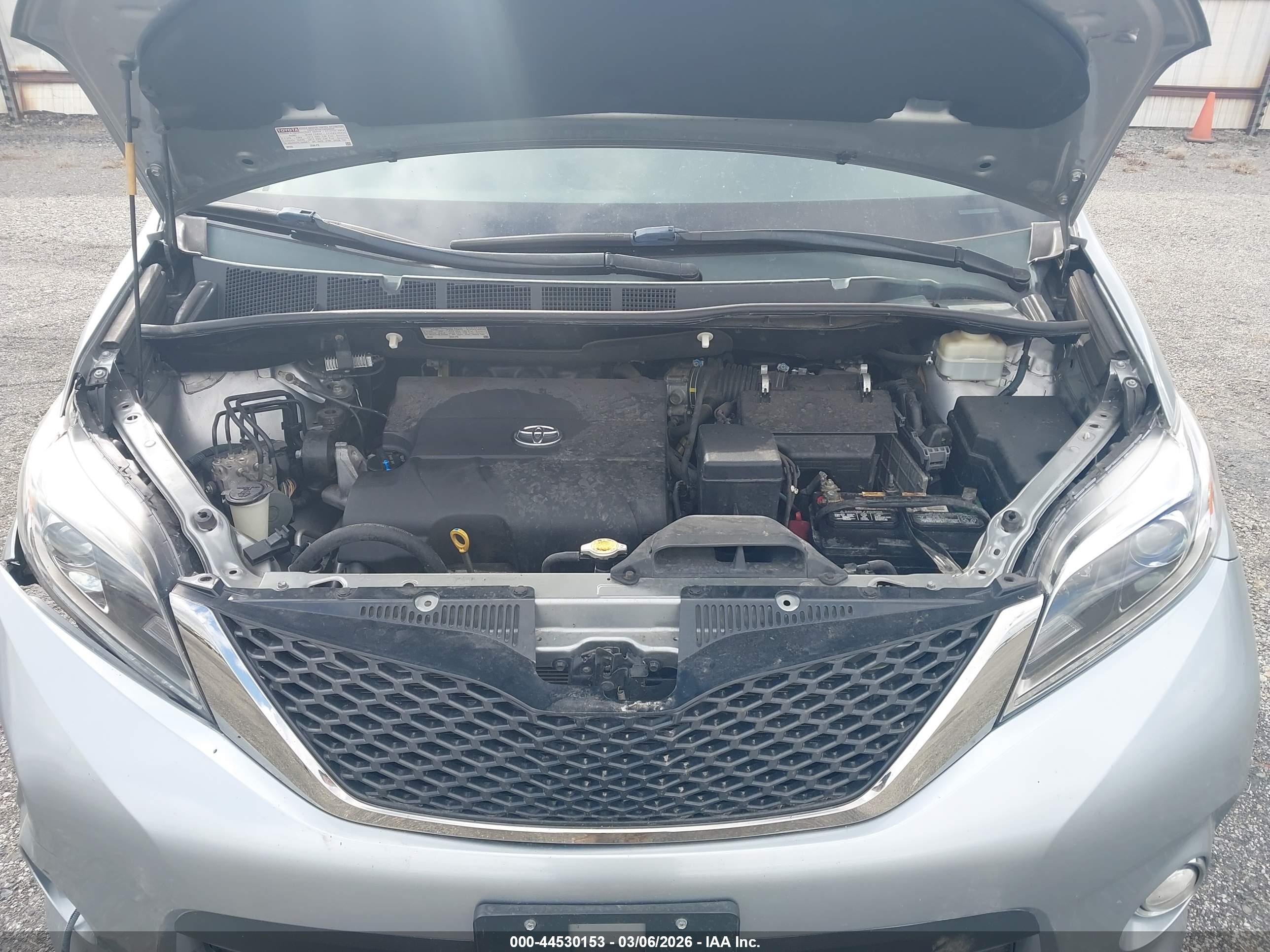 TOYOTA SIENNA image 10