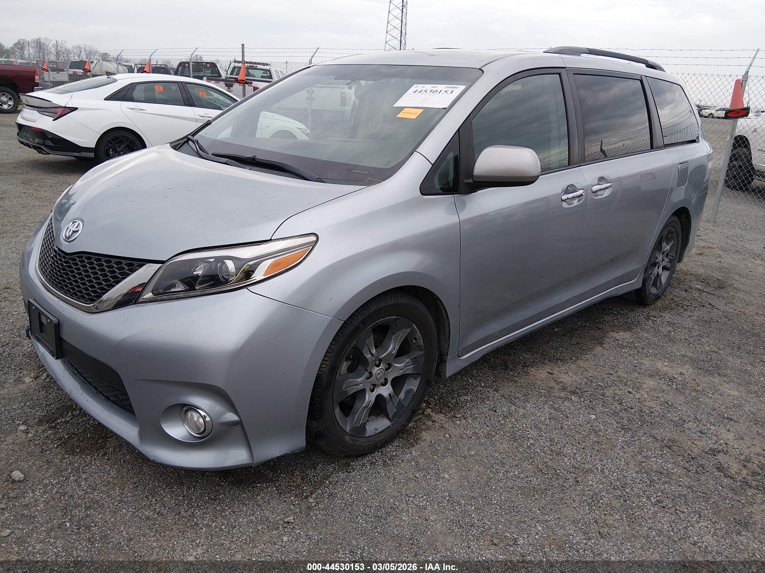 TOYOTA SIENNA image 2