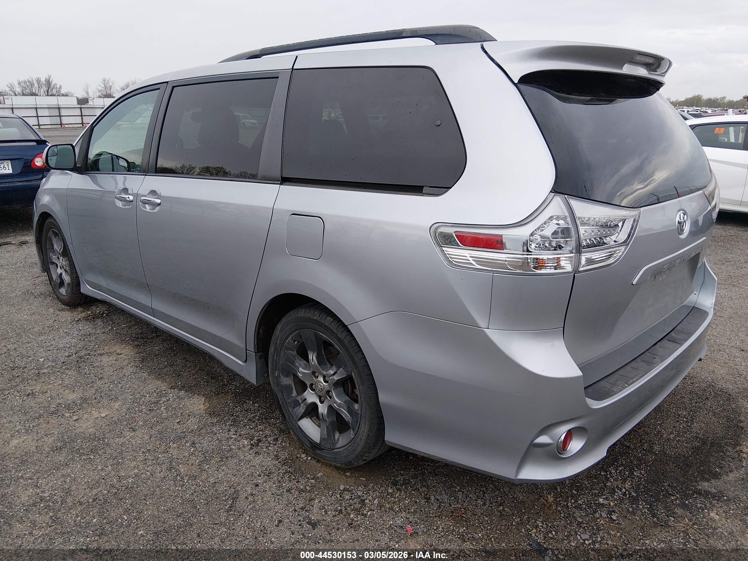 TOYOTA SIENNA image 3