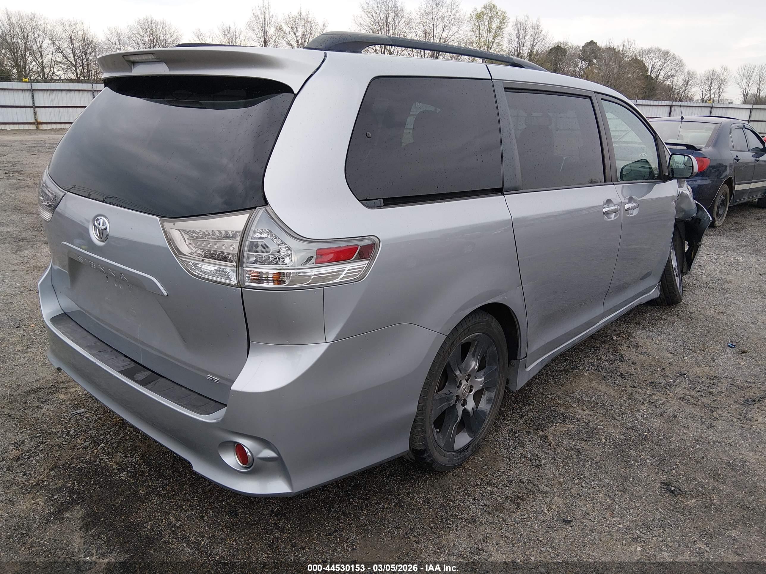 TOYOTA SIENNA image 4