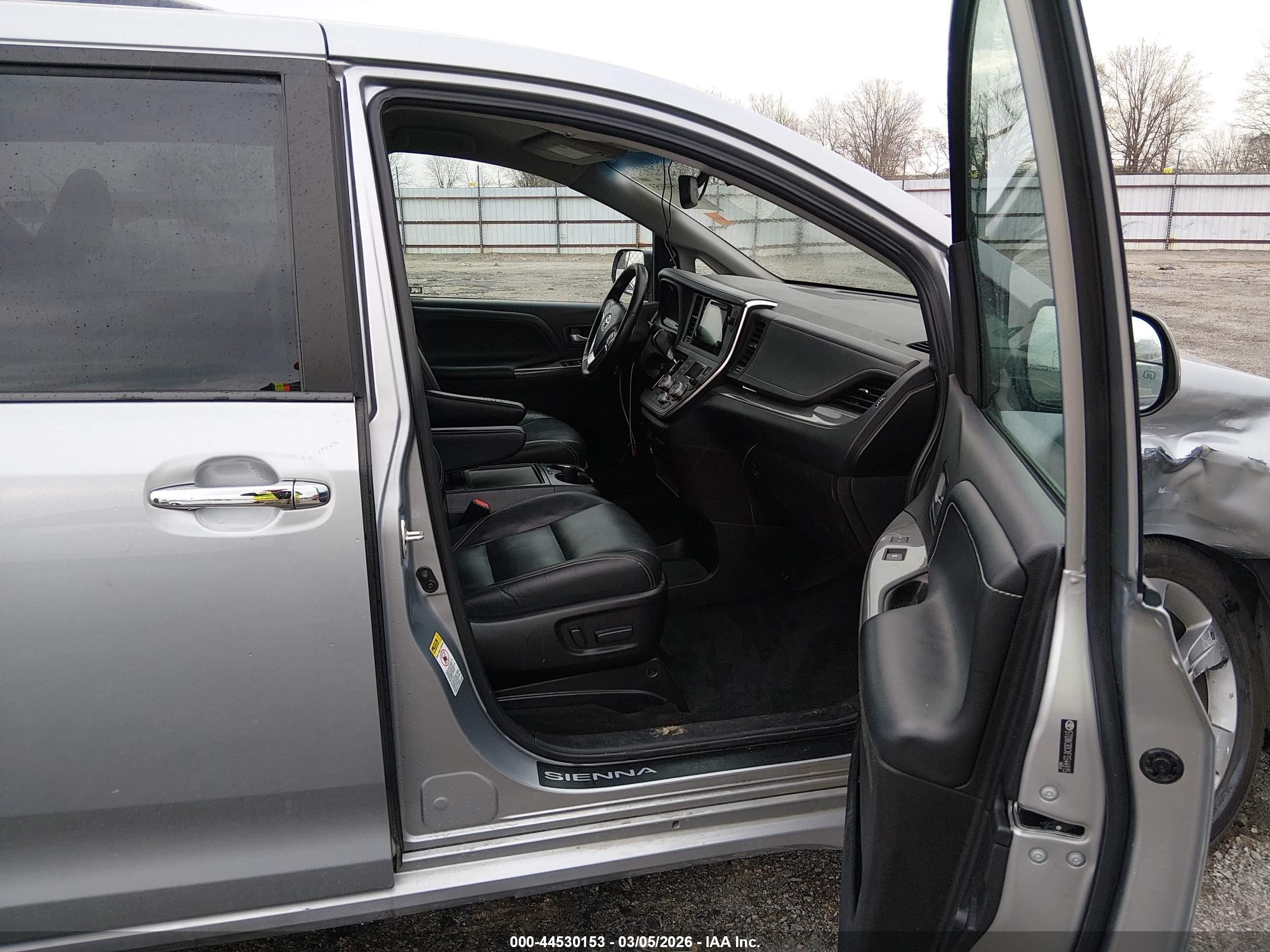 TOYOTA SIENNA image 5