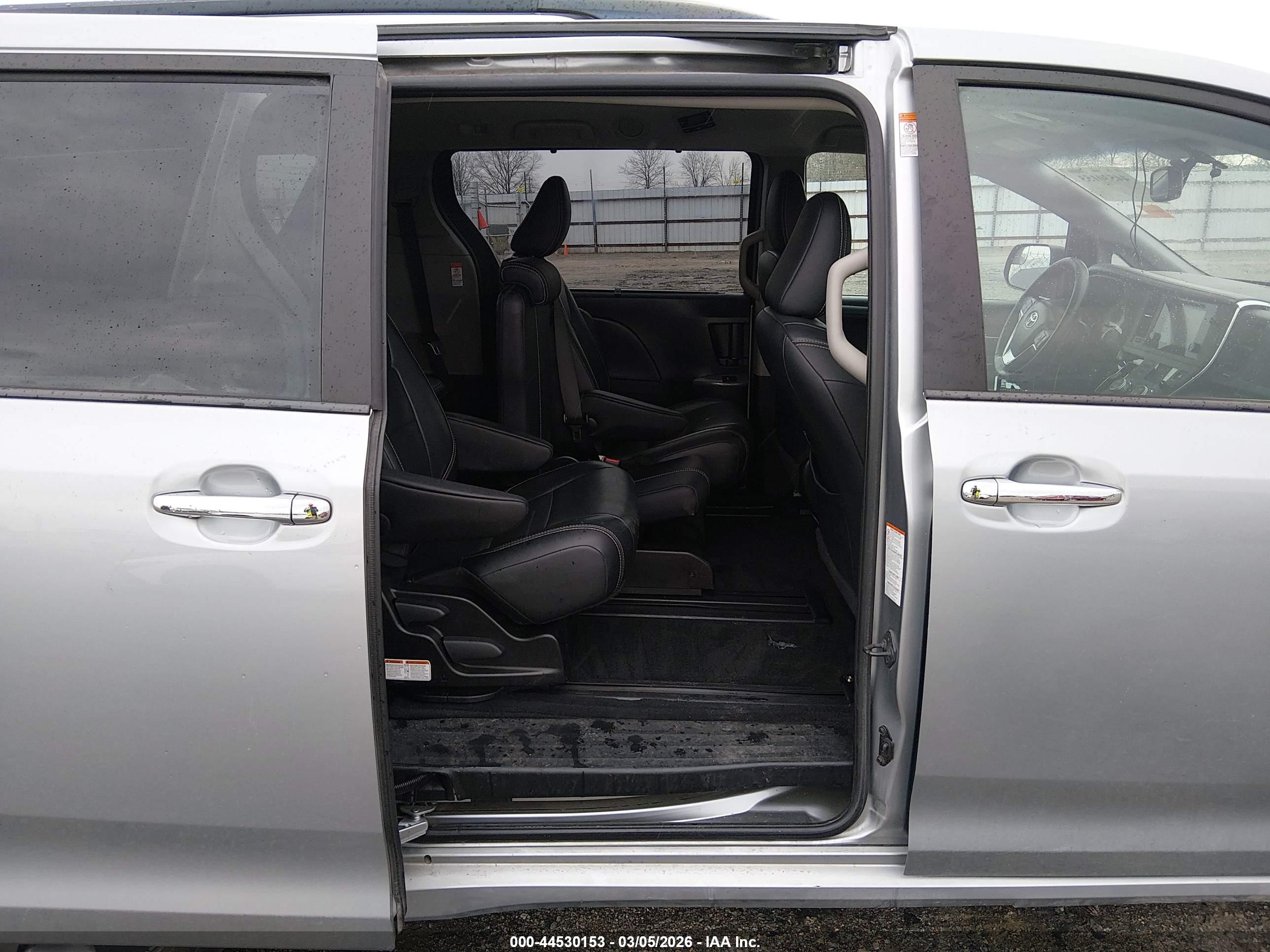 TOYOTA SIENNA image 8