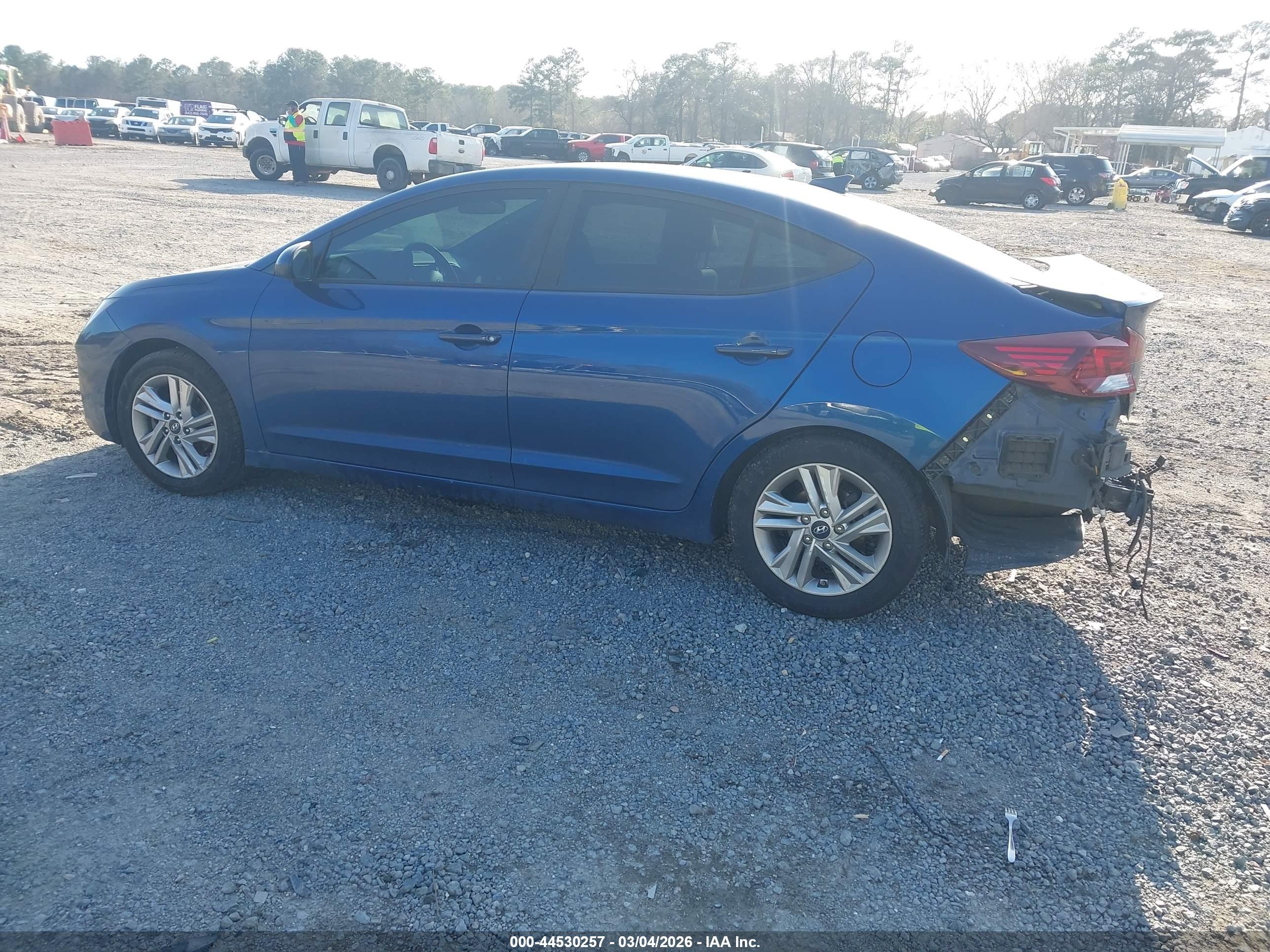HYUNDAI ELANTRA image 3