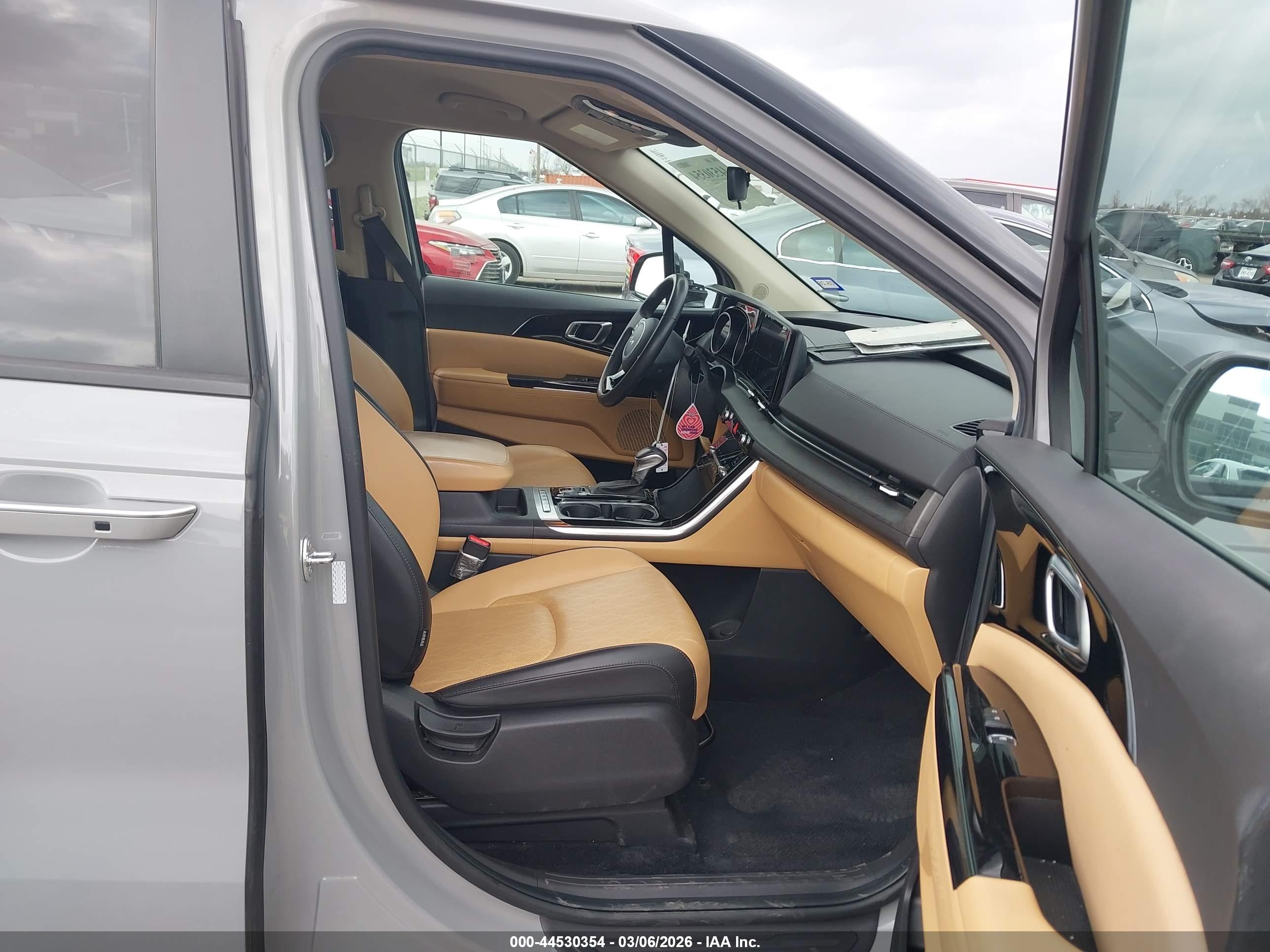 KIA CARNIVAL image 5