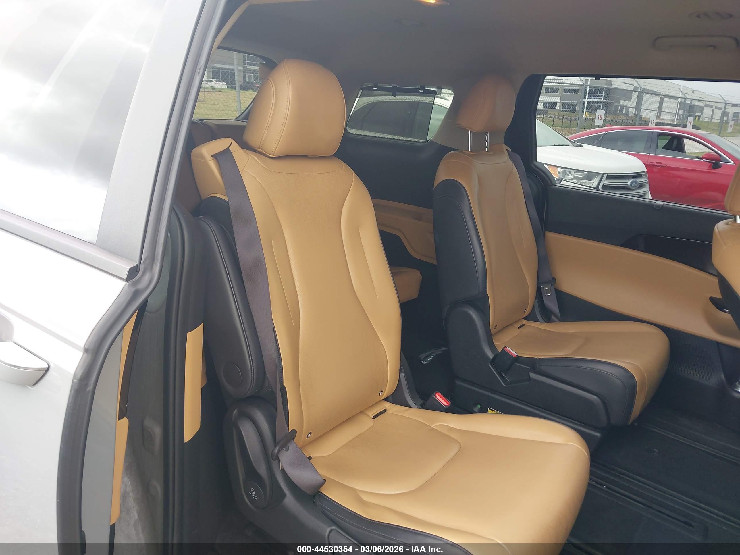 KIA CARNIVAL image 8