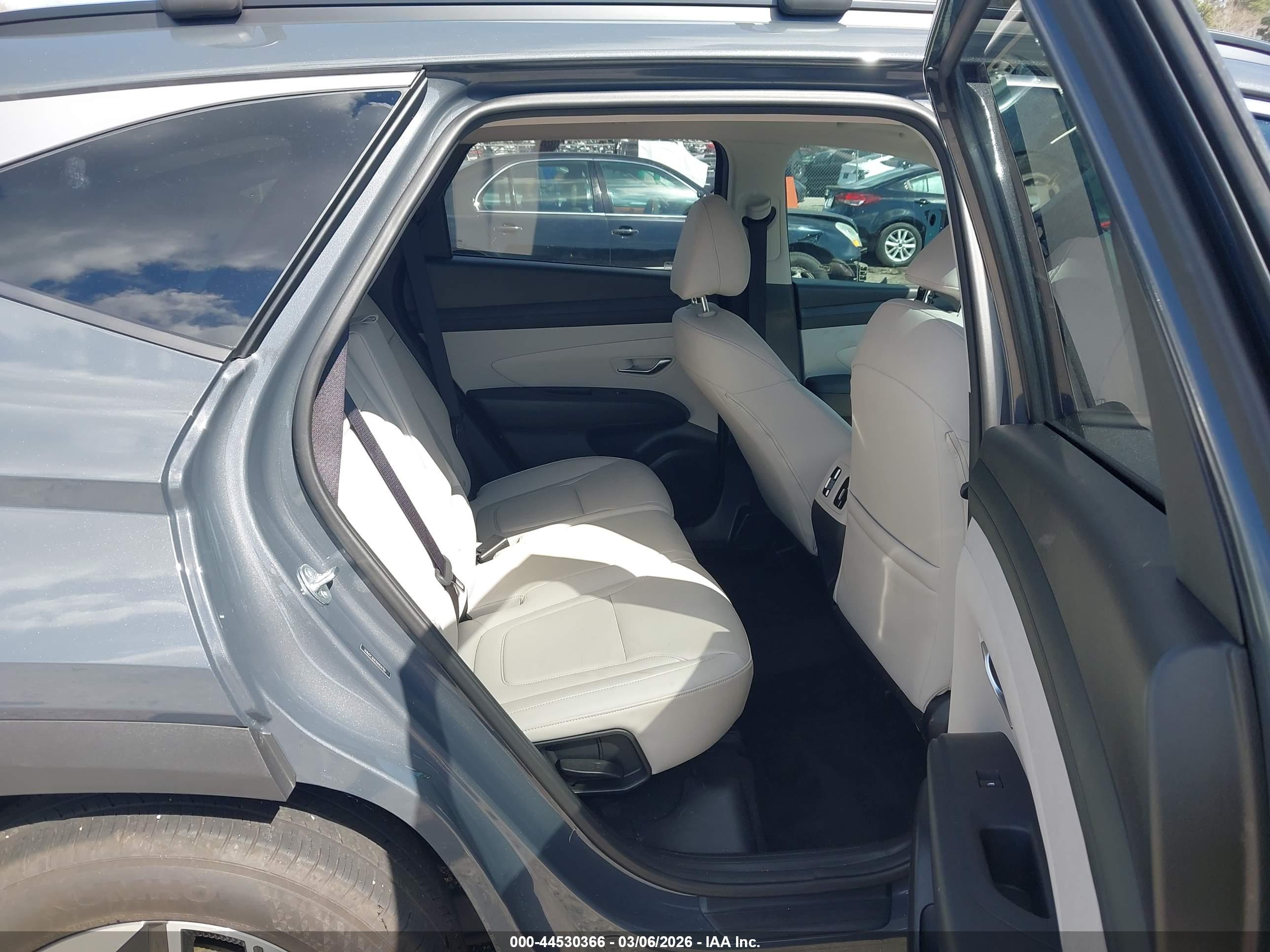 HYUNDAI TUCSON image 8