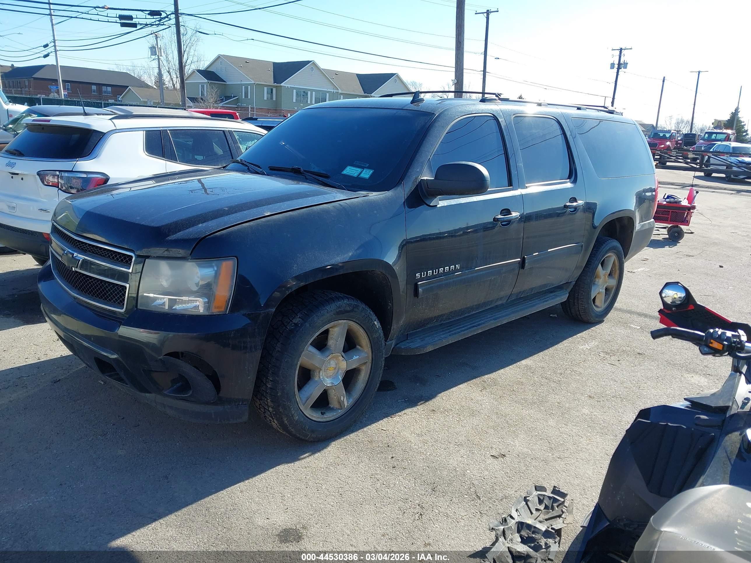 CHEVROLET SUBURBAN image 2