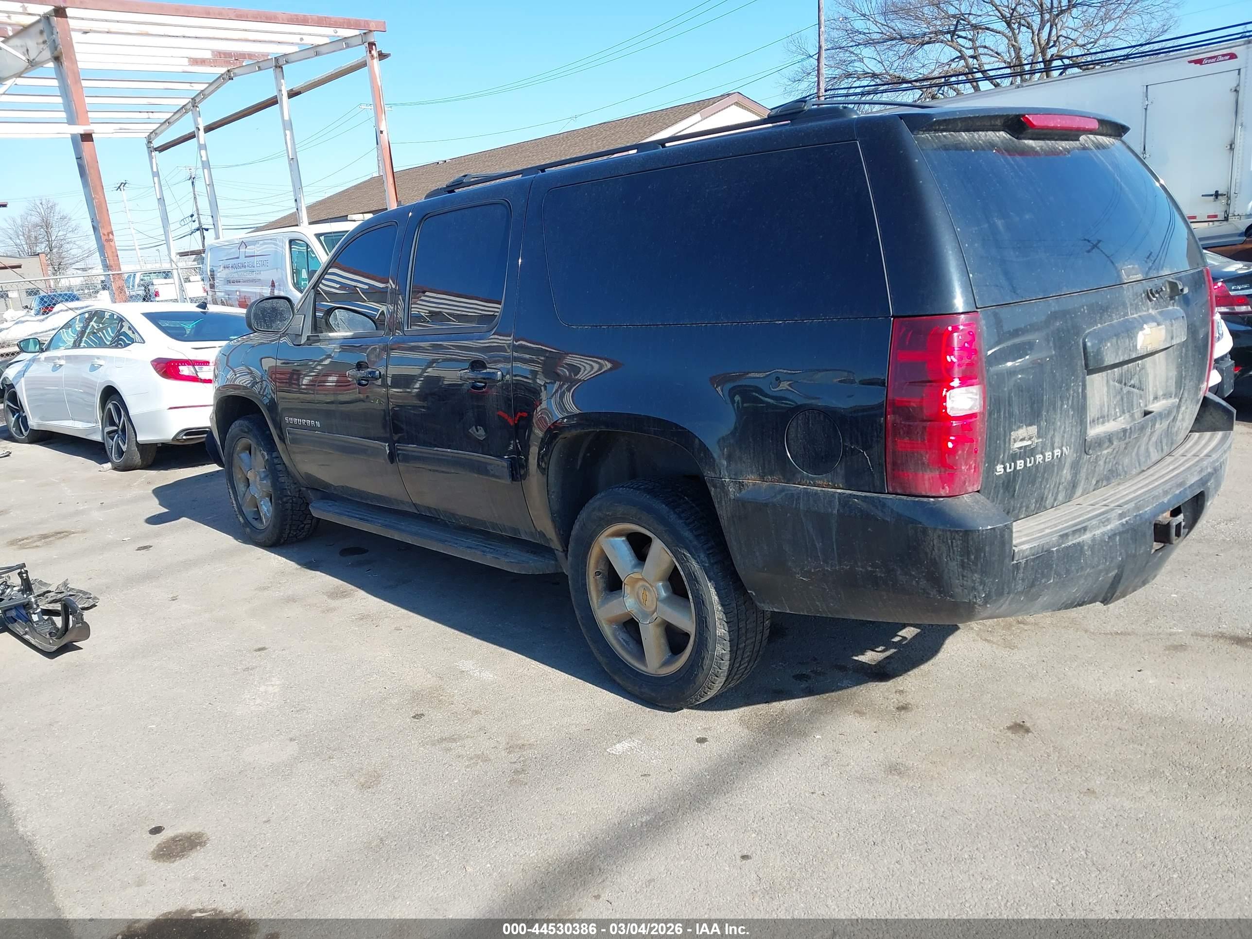 CHEVROLET SUBURBAN image 3