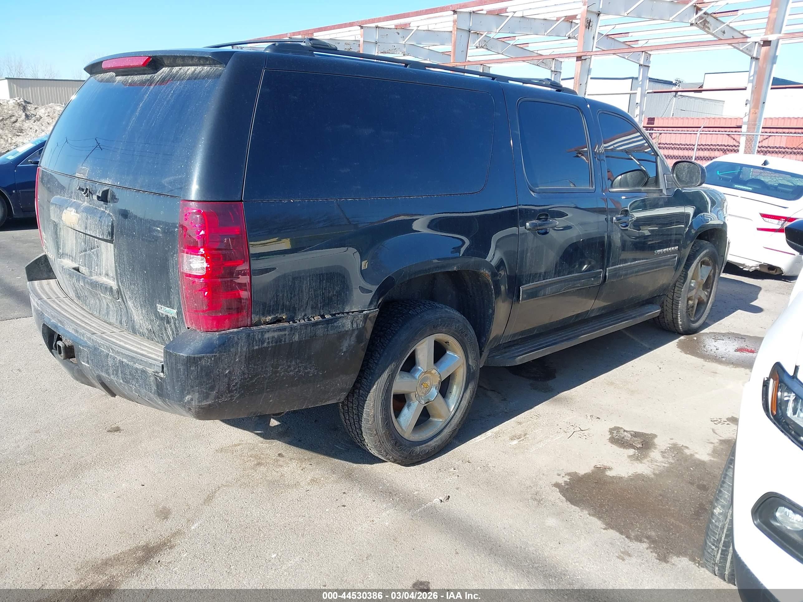 CHEVROLET SUBURBAN image 4