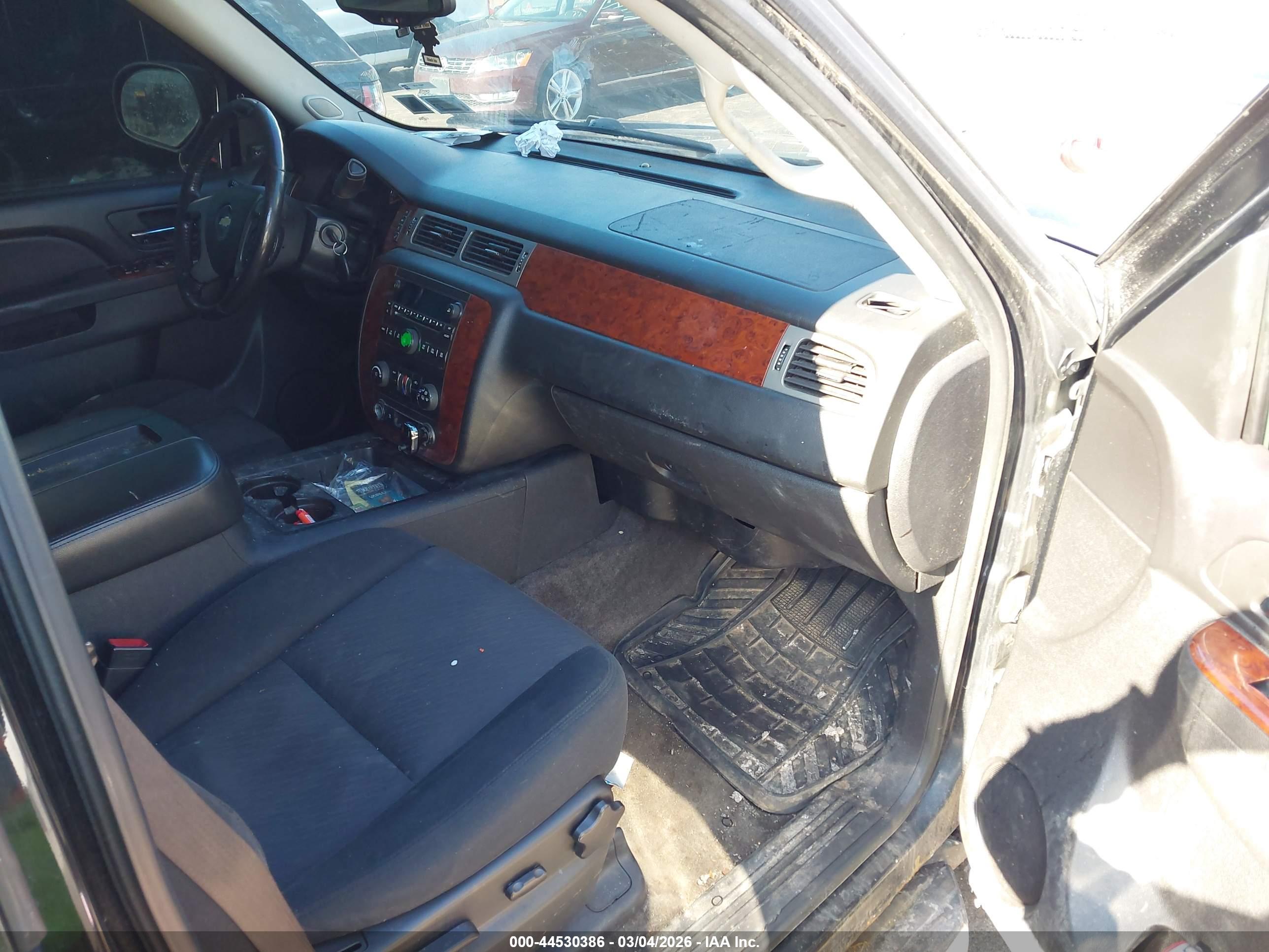 CHEVROLET SUBURBAN image 5