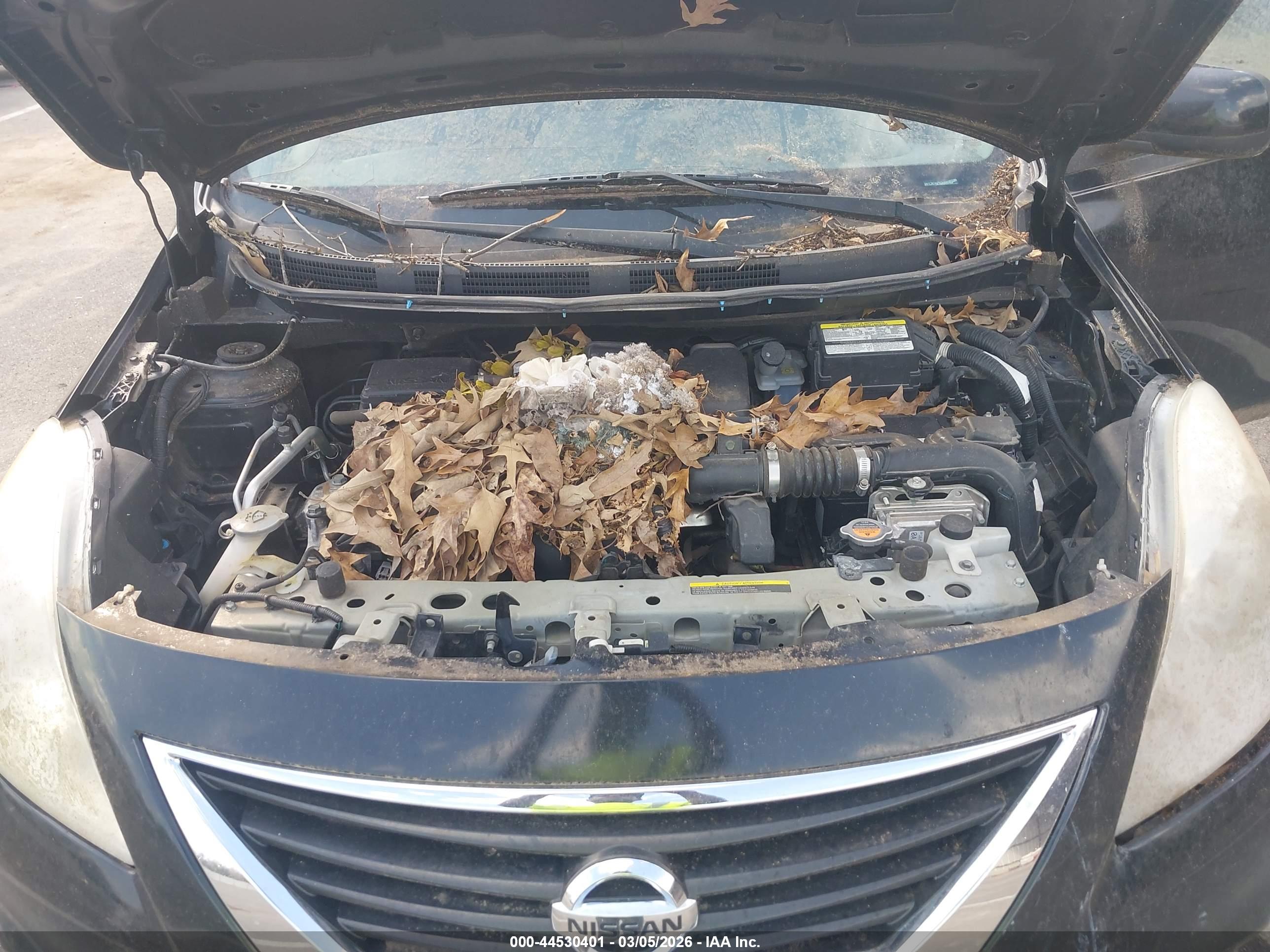 NISSAN VERSA image 10