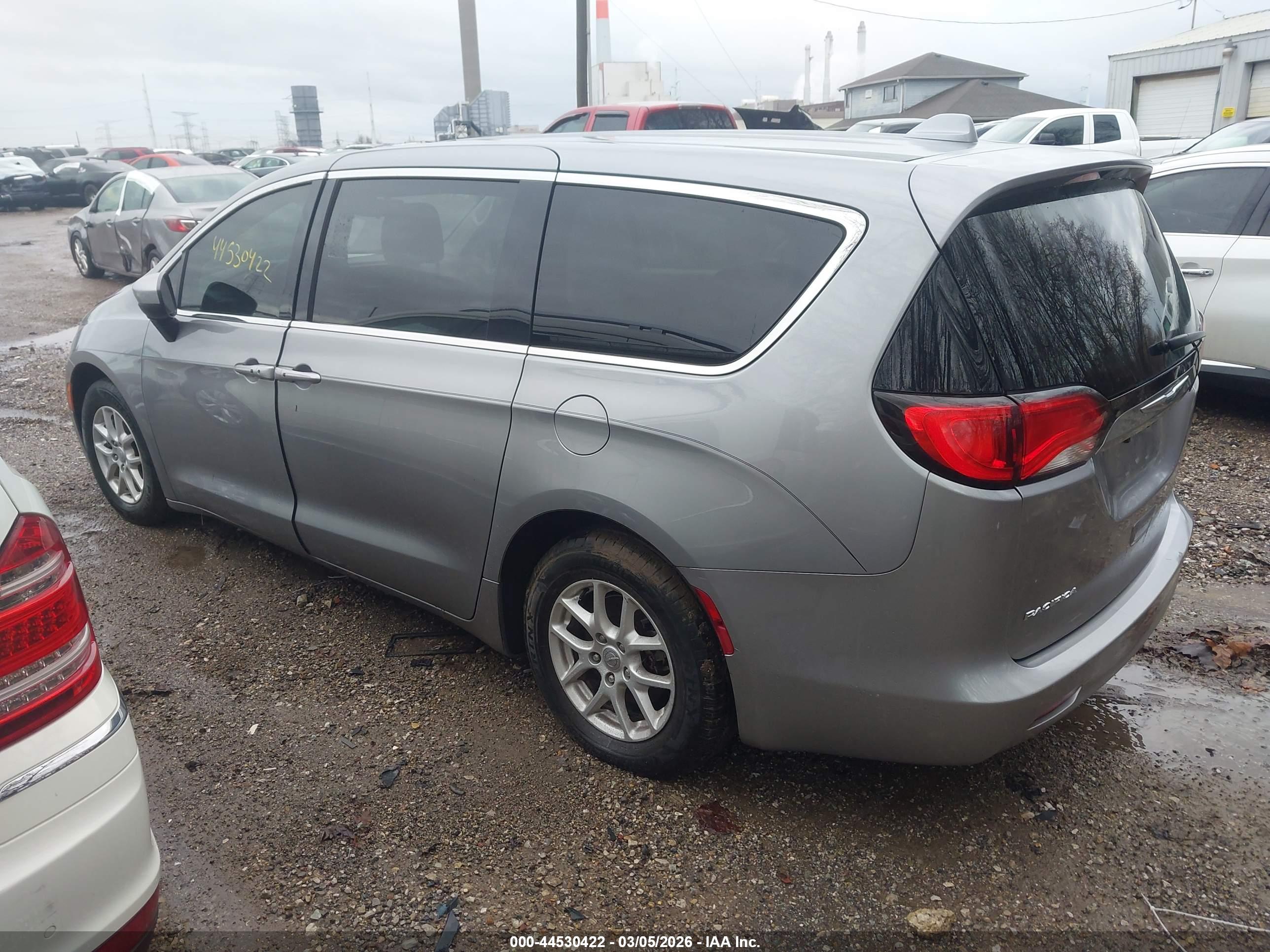 CHRYSLER PACIFICA image 3