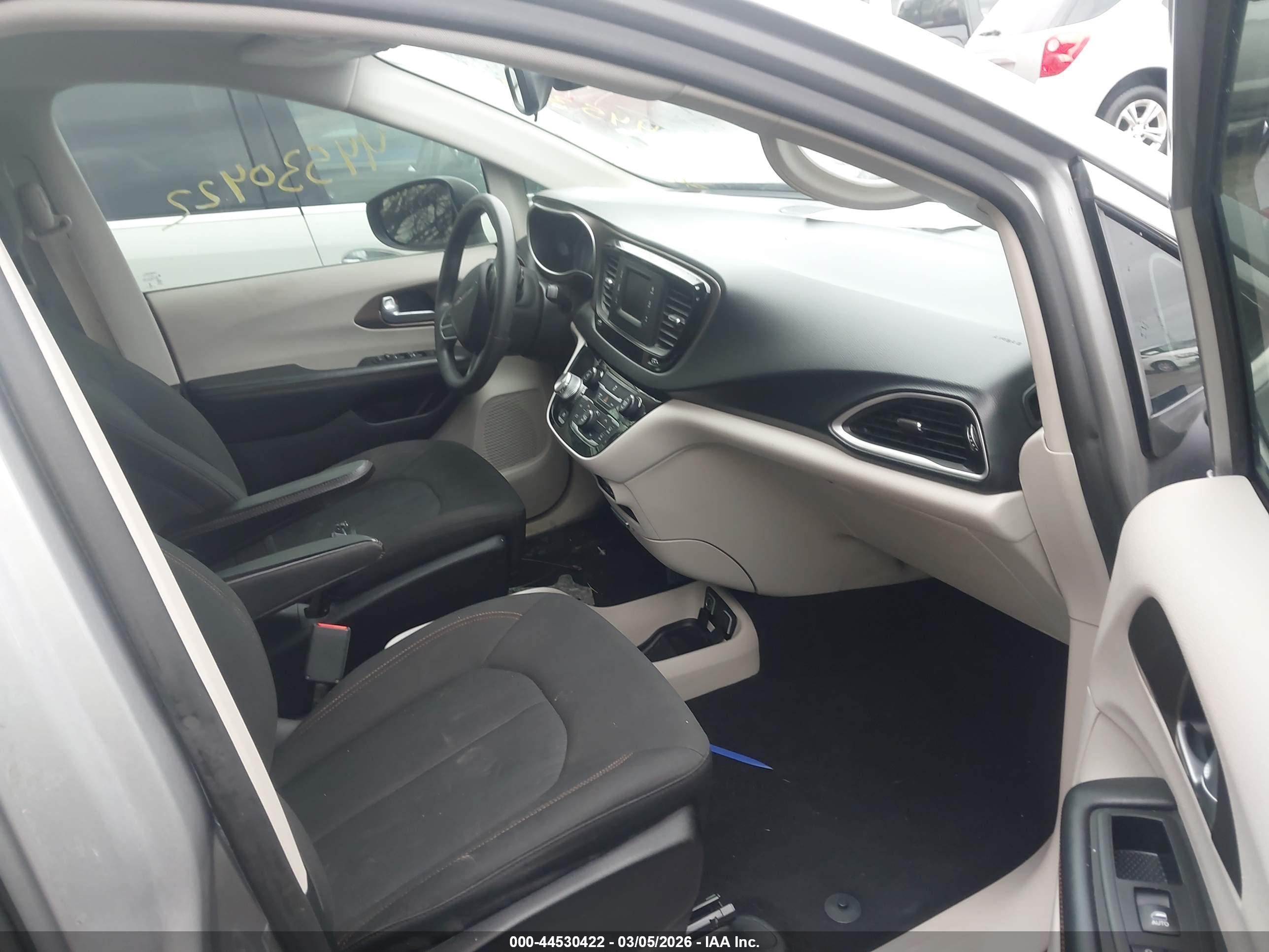 CHRYSLER PACIFICA image 5