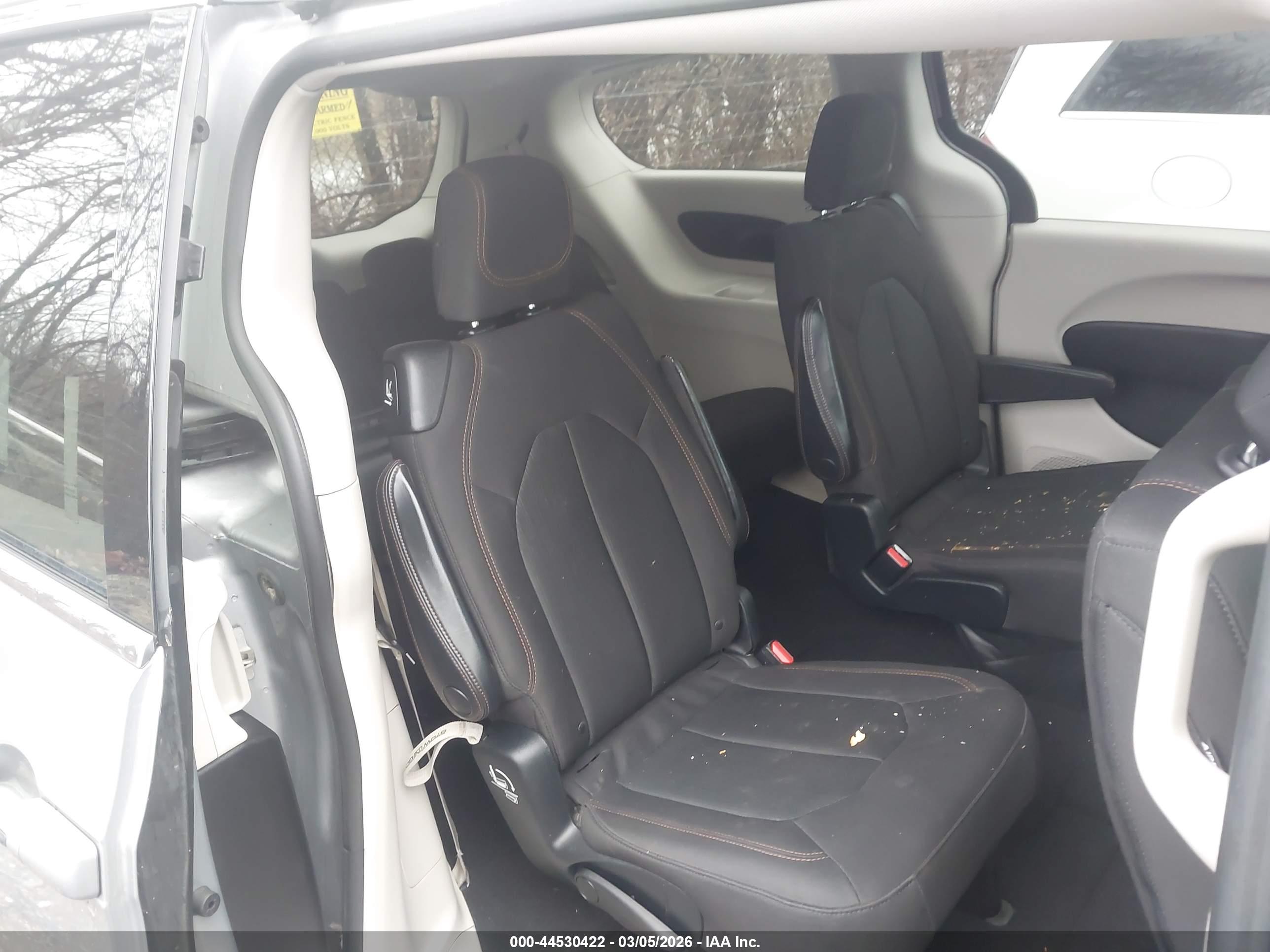 CHRYSLER PACIFICA image 8