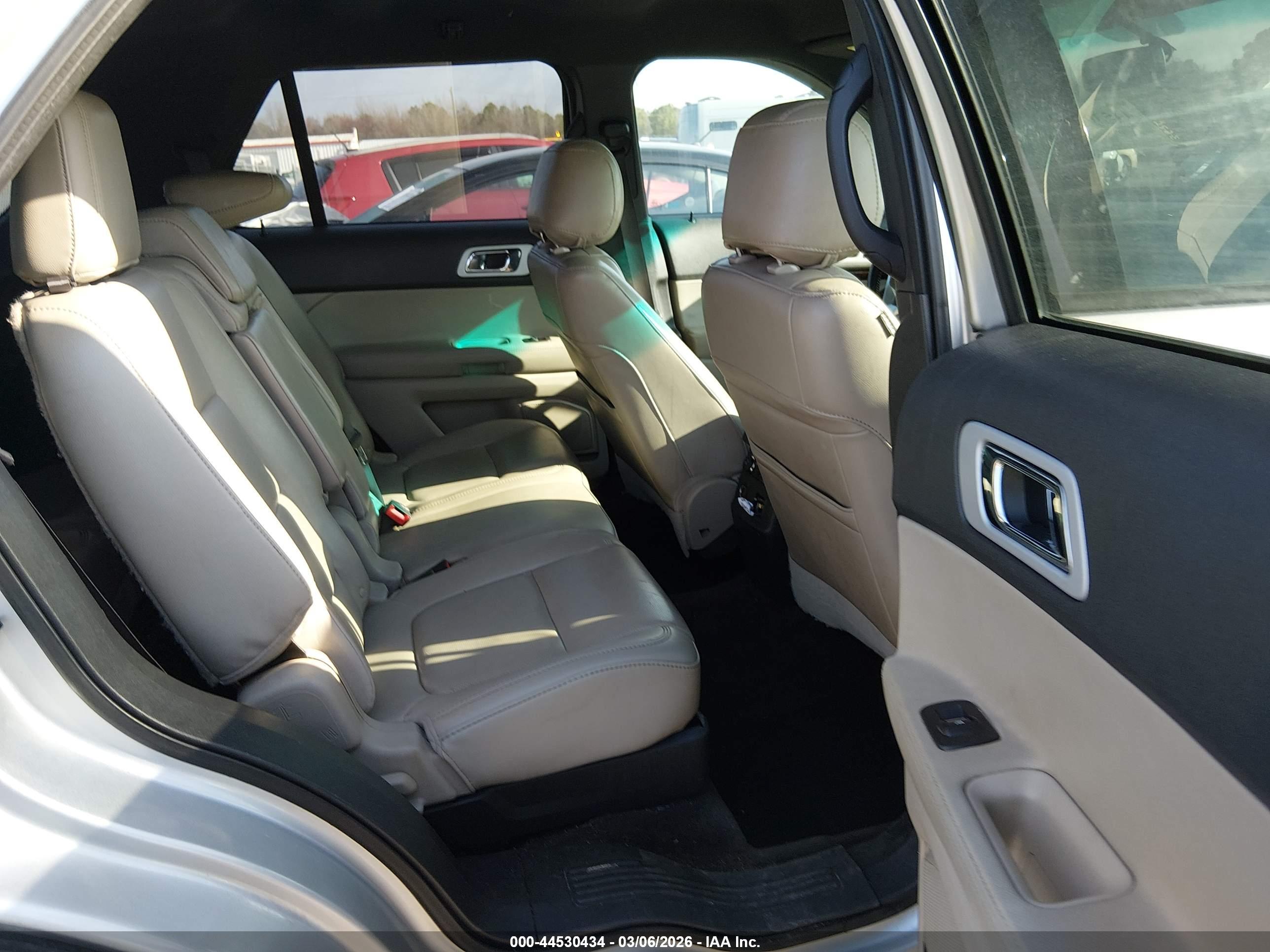 FORD EXPLORER image 8