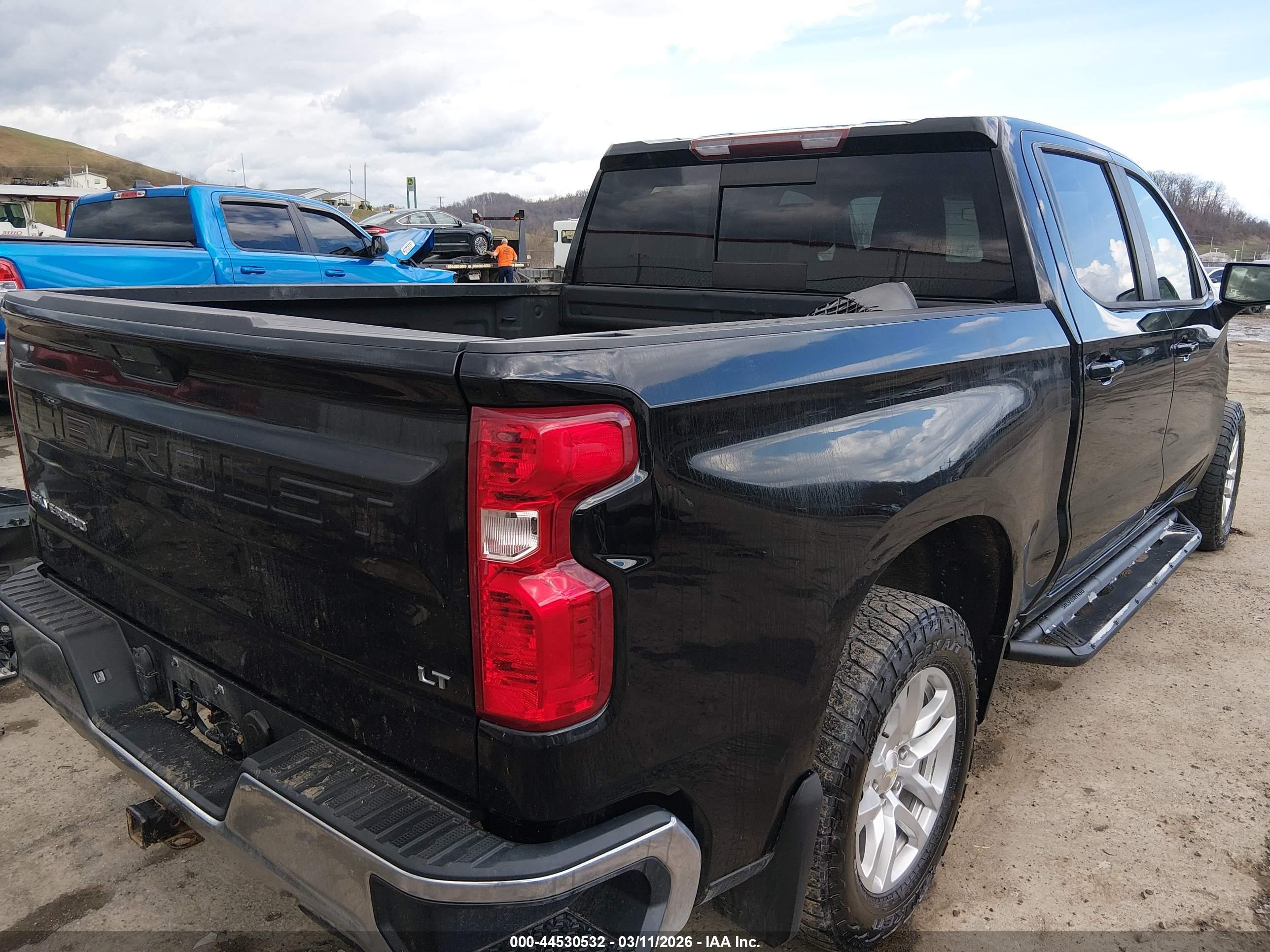 CHEVROLET SILVERADO image 4