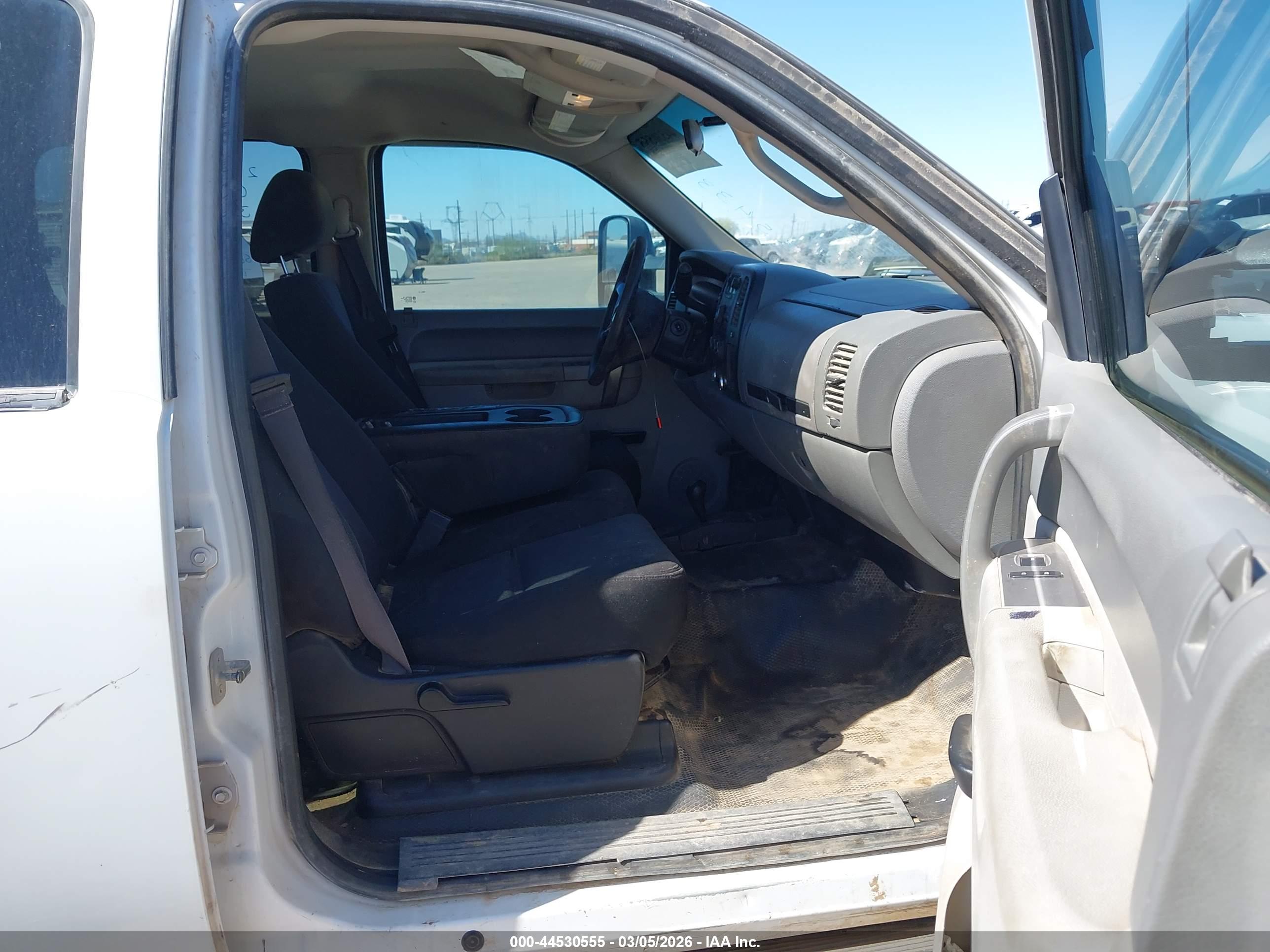 CHEVROLET SILVERADO image 5