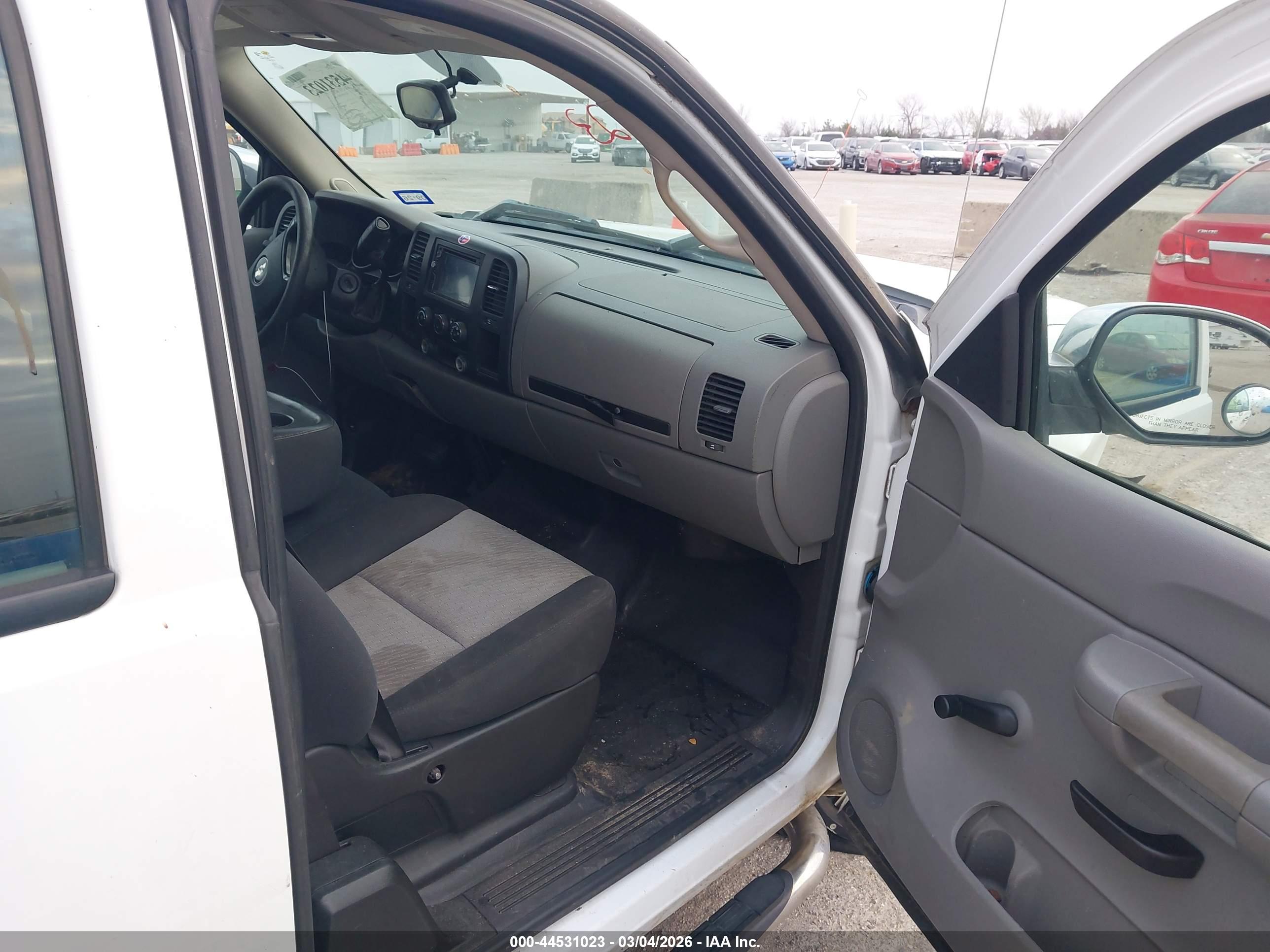 CHEVROLET SILVERADO image 5