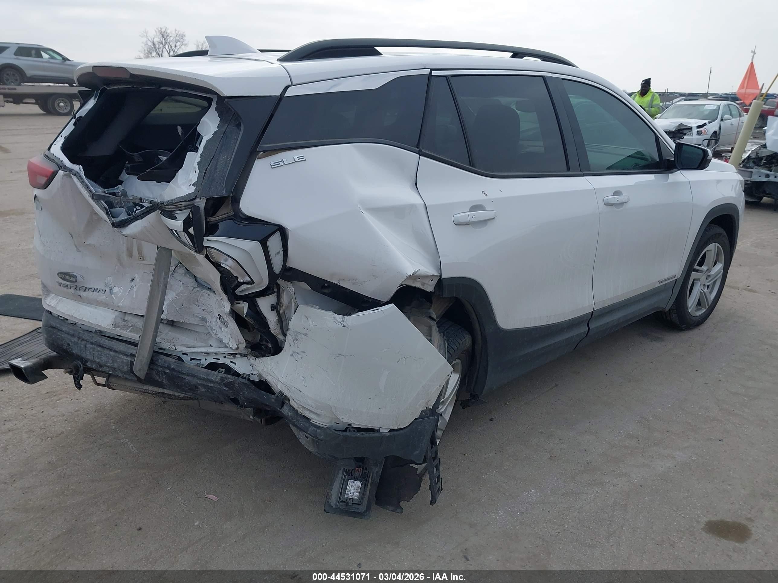 GMC TERRAIN image 4