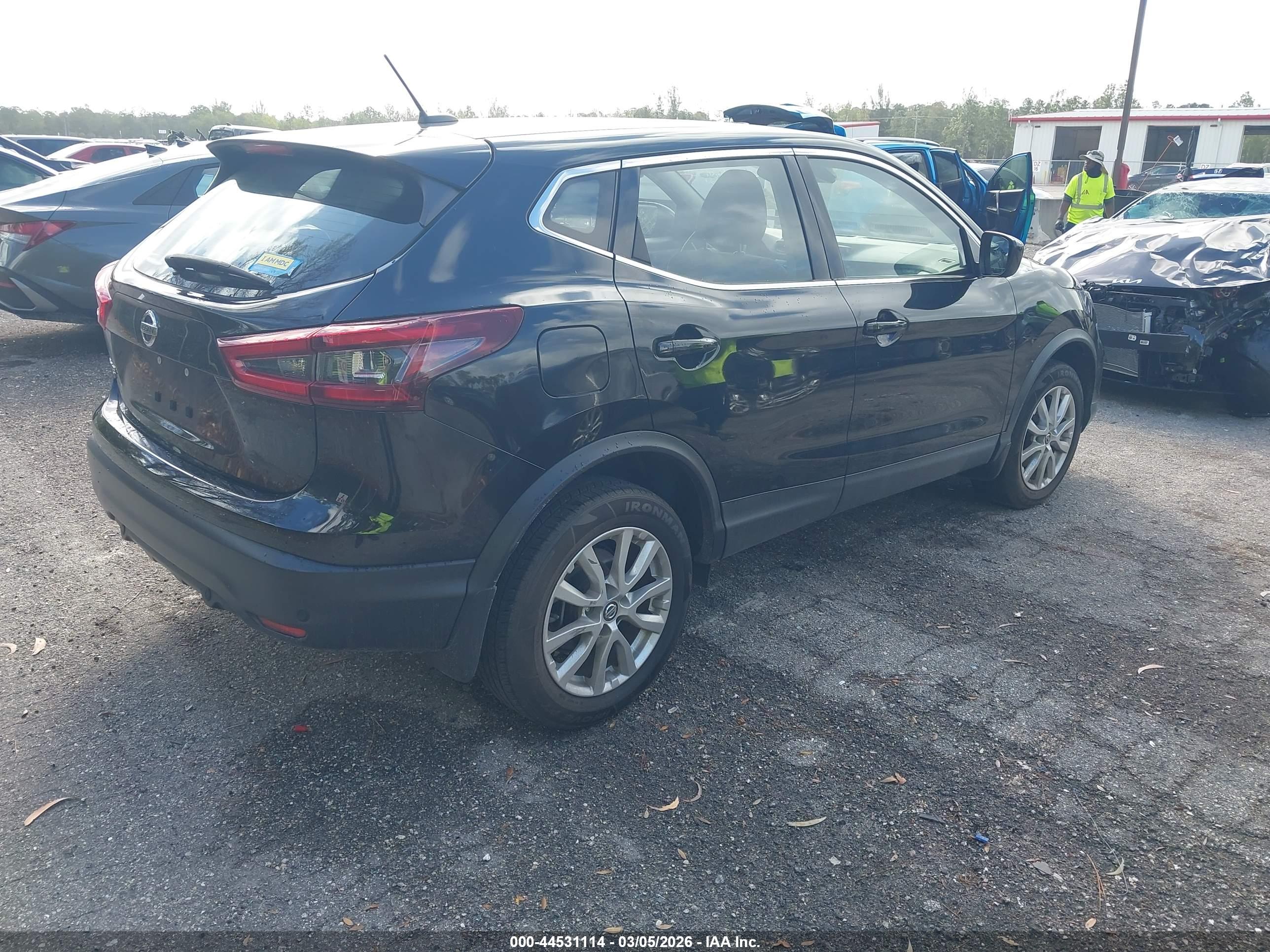 NISSAN ROGUE image 4