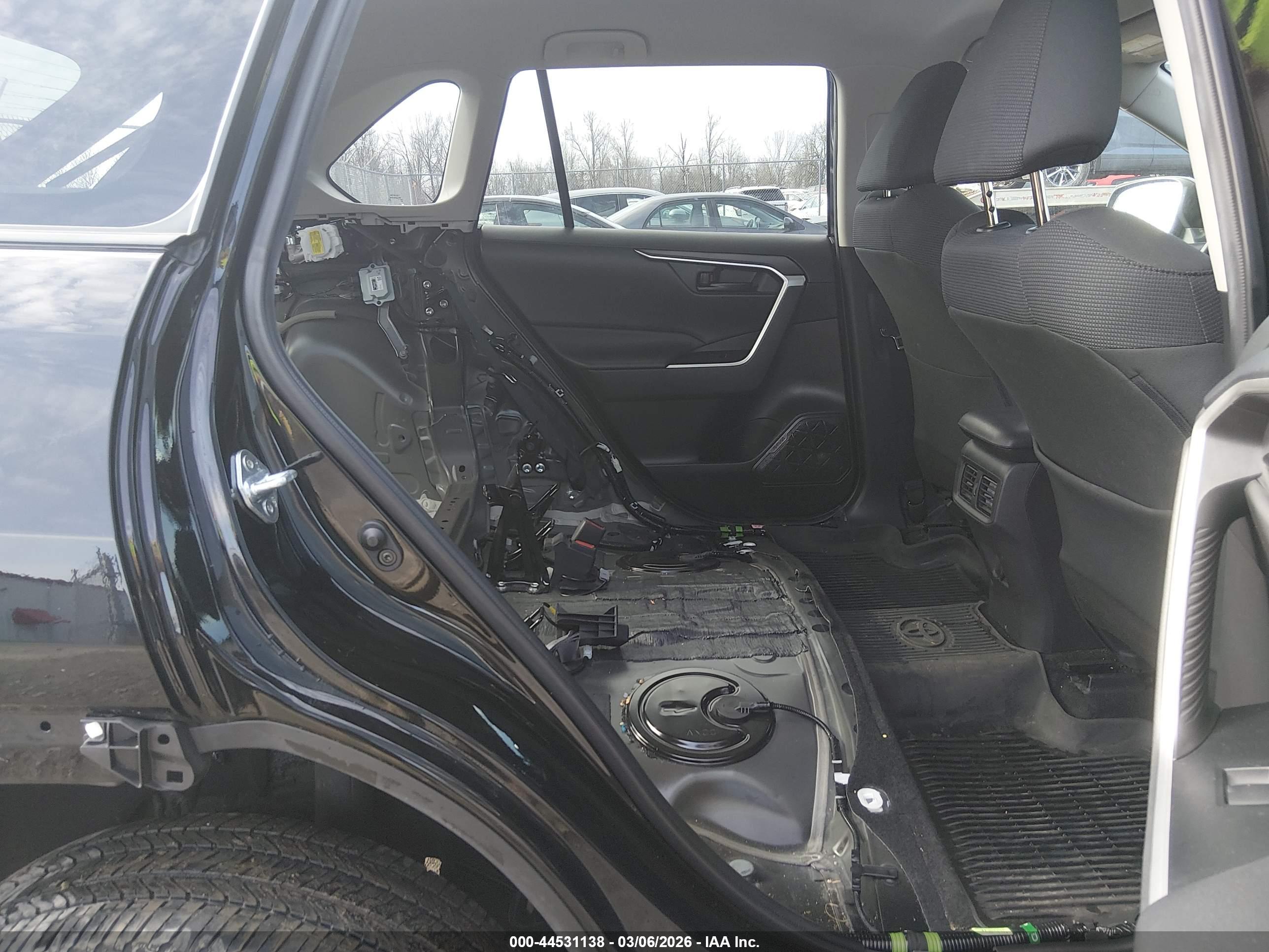 TOYOTA RAV4 image 8