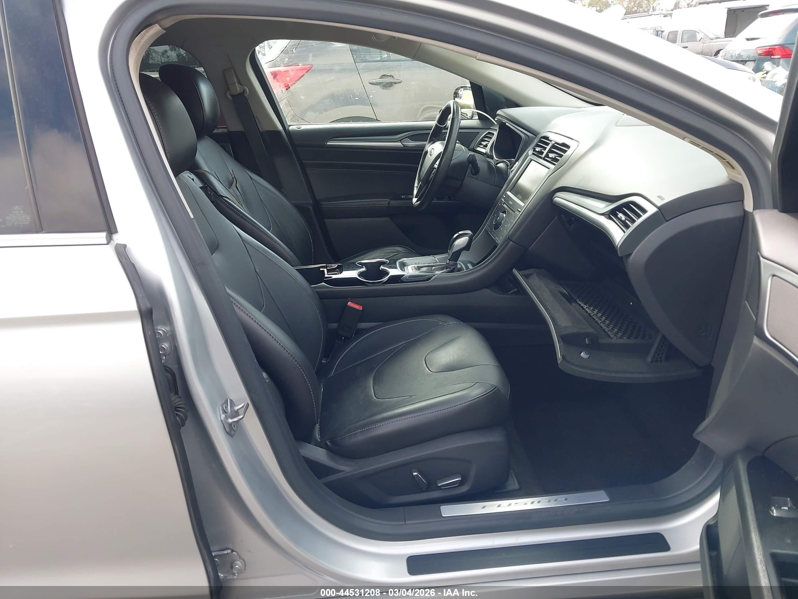 FORD FUSION image 5