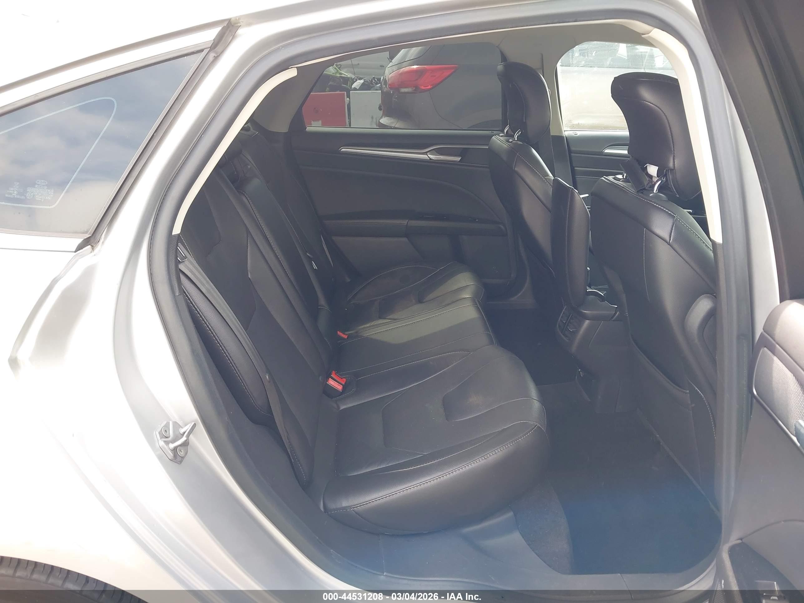 FORD FUSION image 8