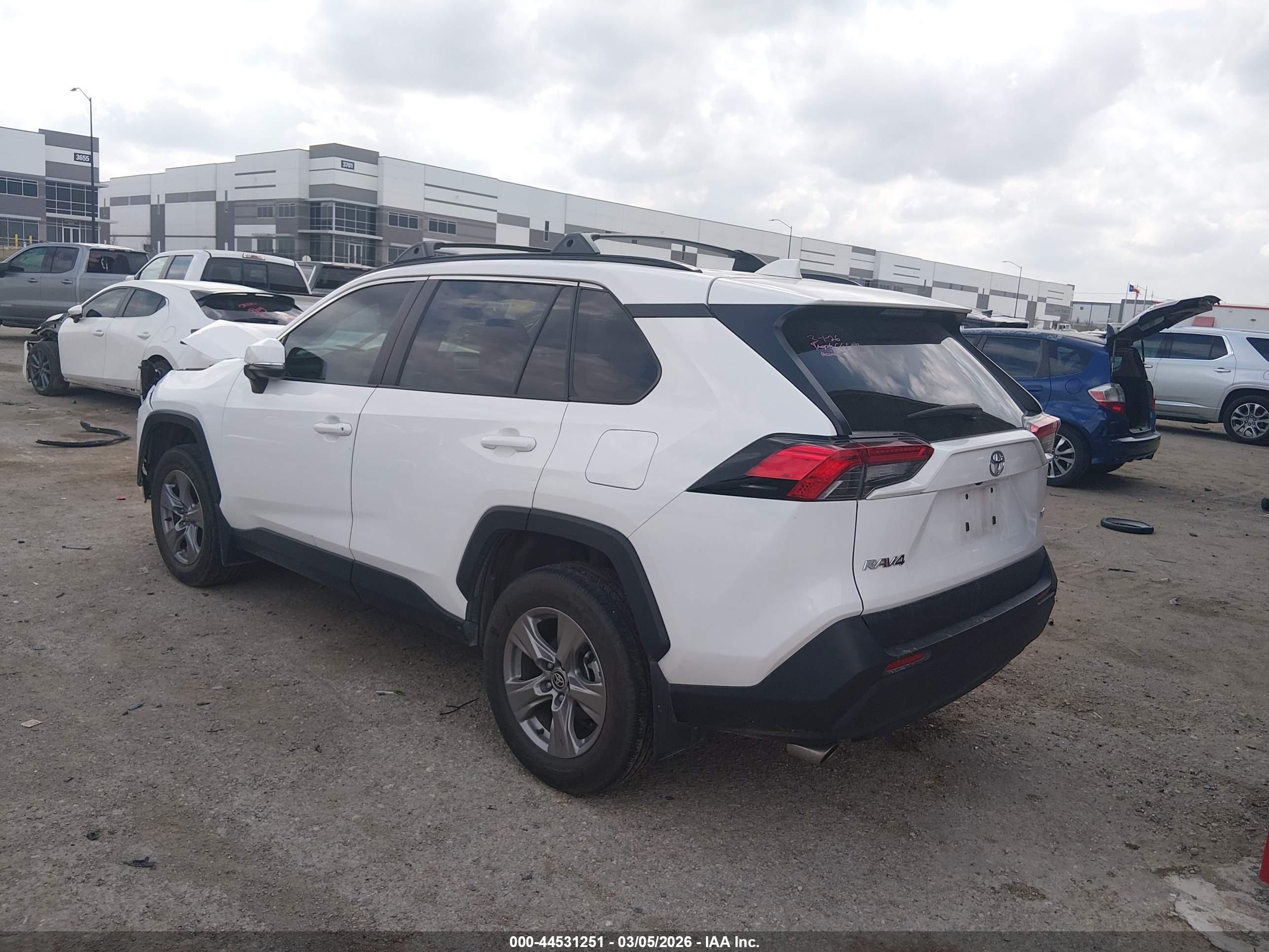 TOYOTA RAV4 image 3