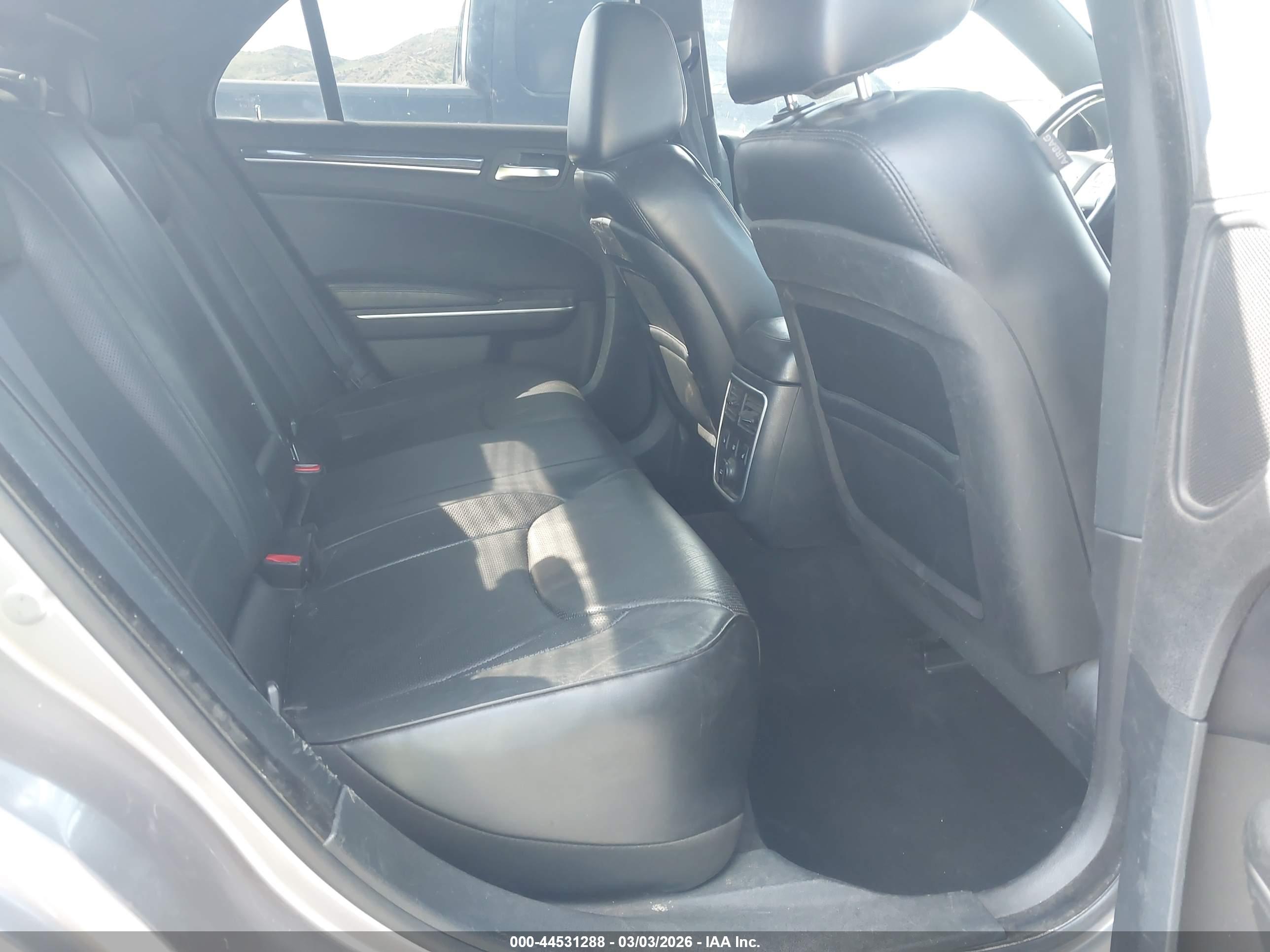 CHRYSLER 300C image 8