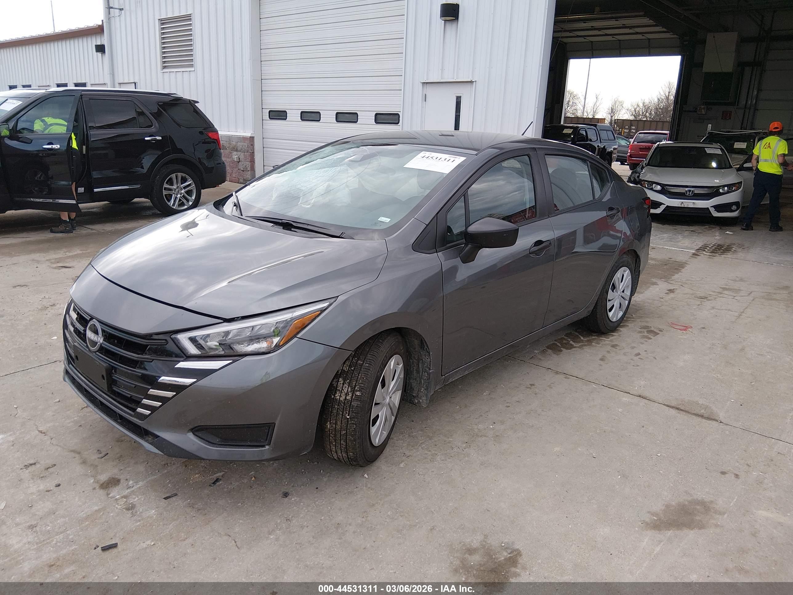 NISSAN VERSA image 2