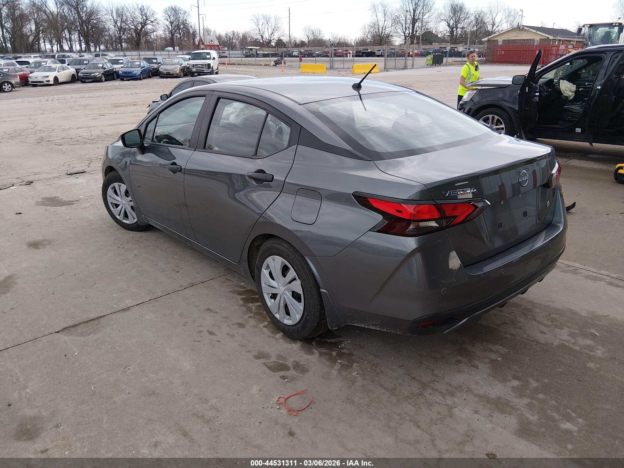 NISSAN VERSA image 3