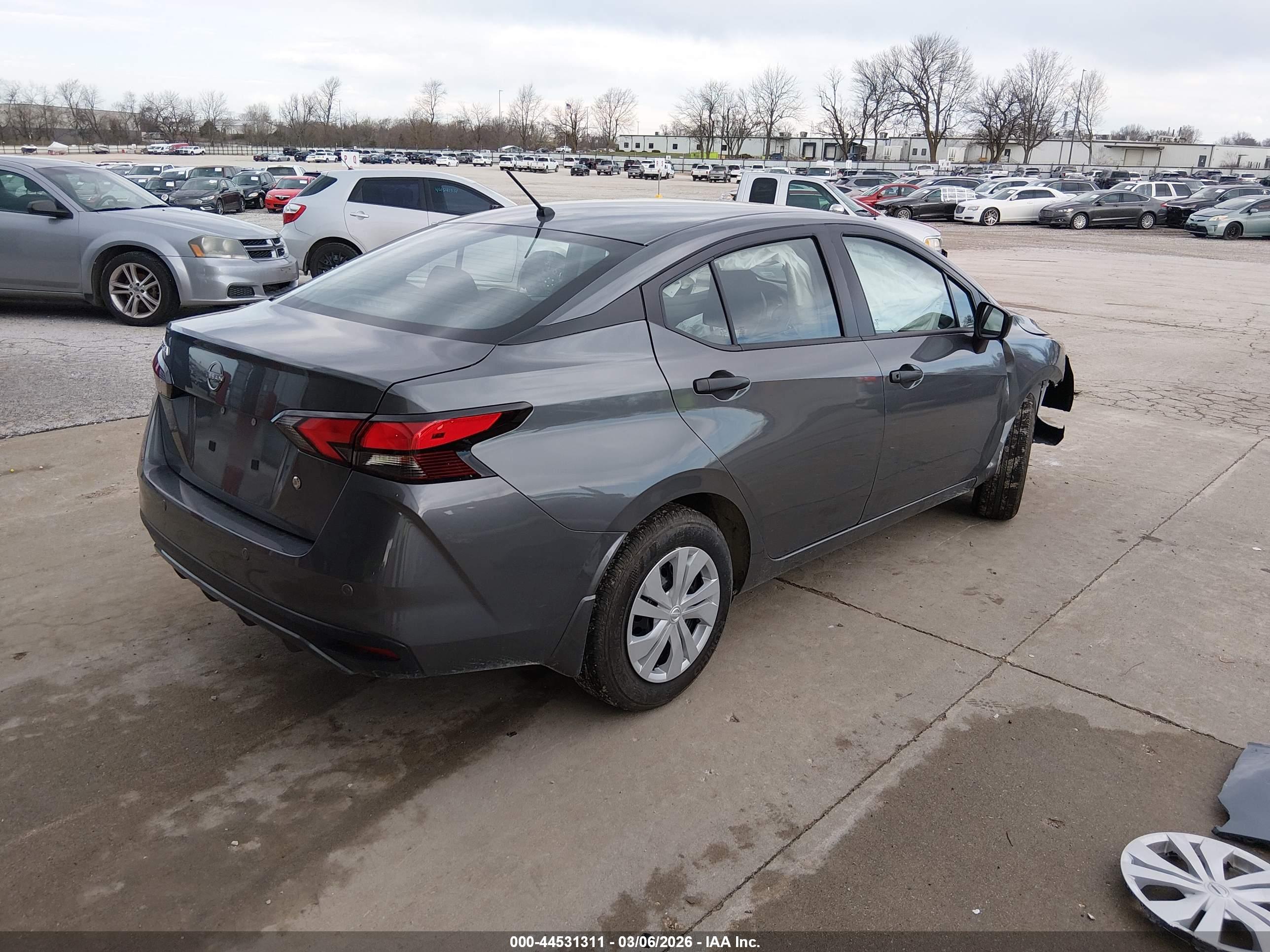 NISSAN VERSA image 4