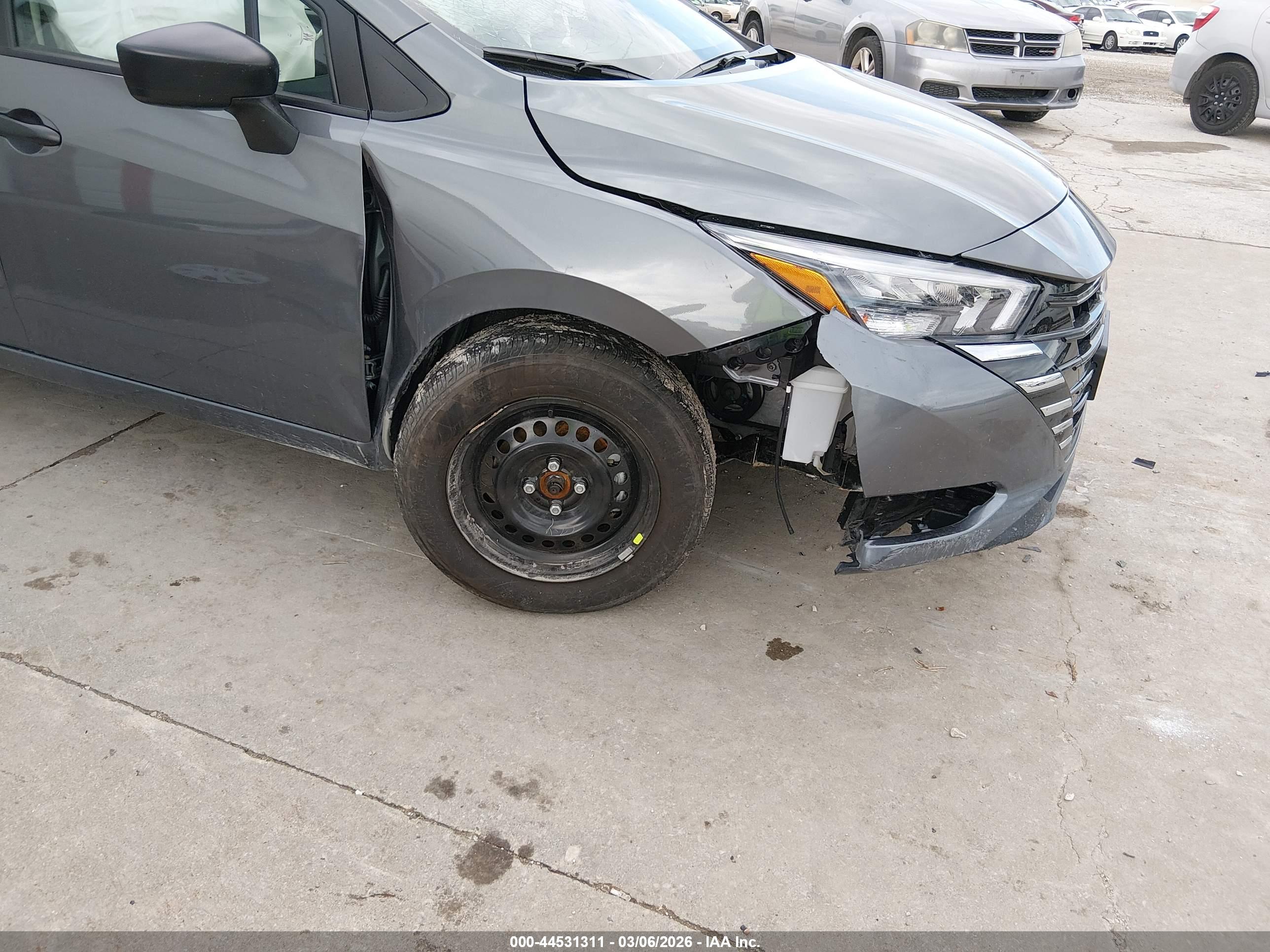 NISSAN VERSA image 6
