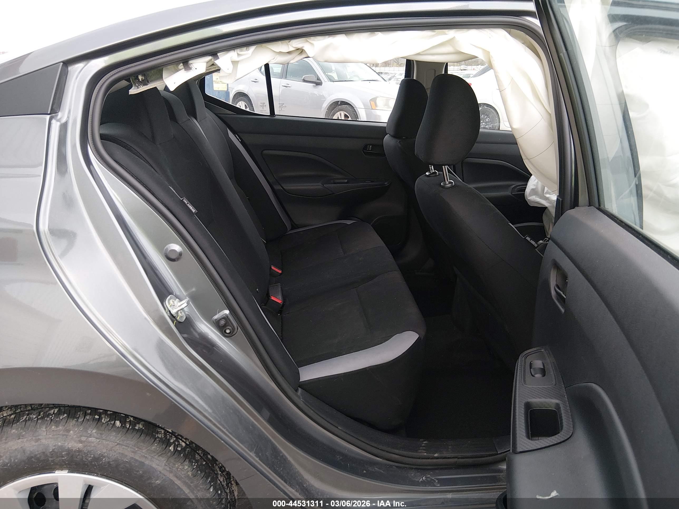 NISSAN VERSA image 8
