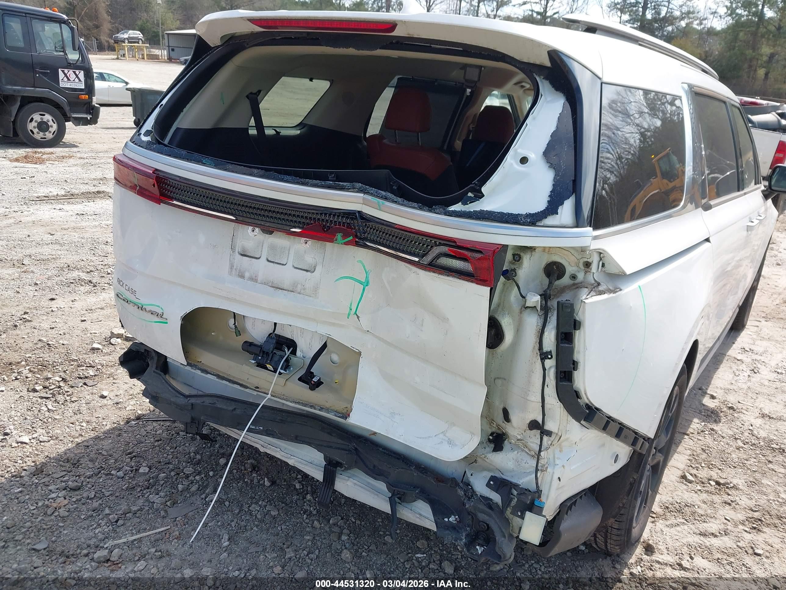 KIA CARNIVAL image 6